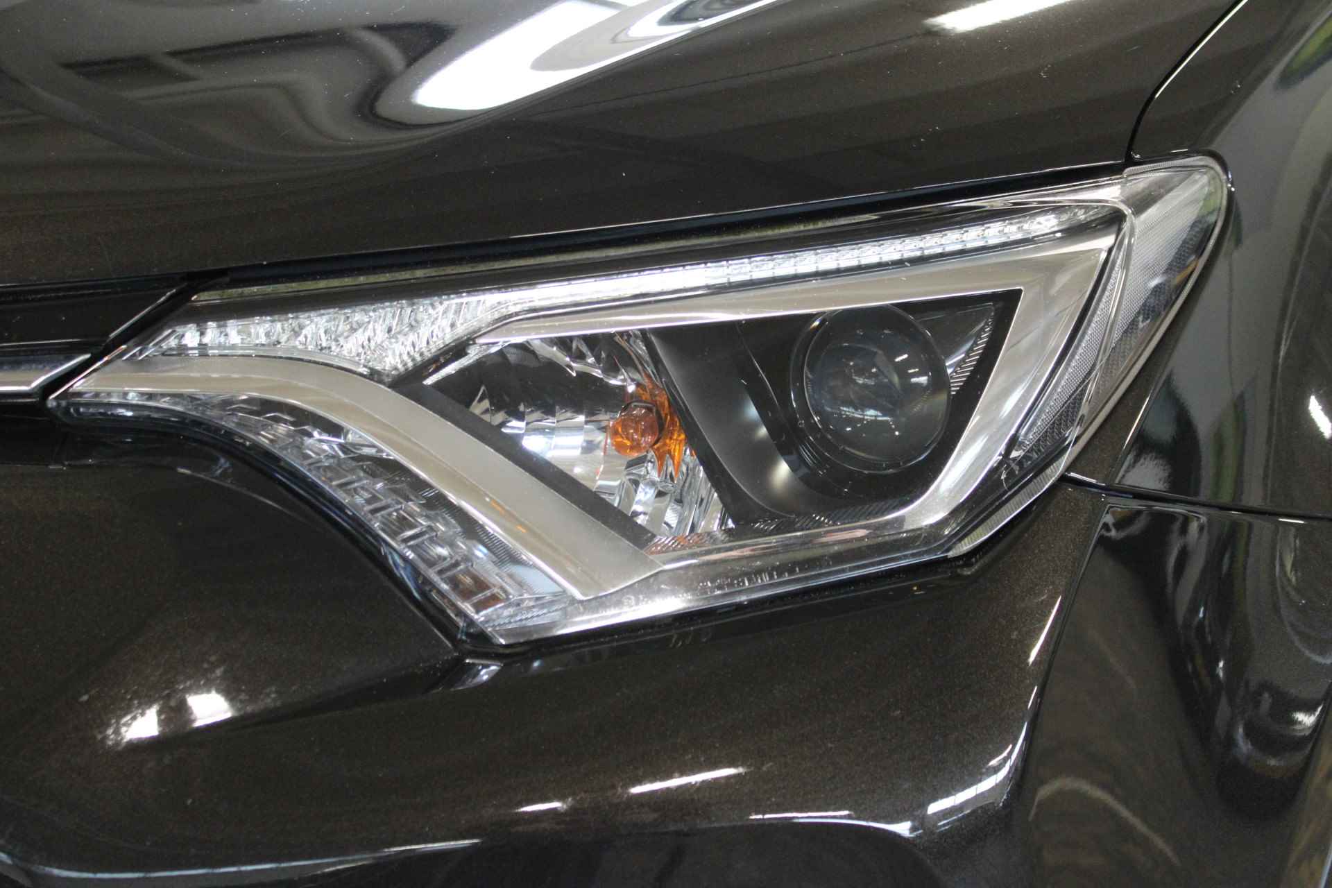Toyota RAV4 2.5 Hybrid Dynamic | Incl. 1 jaar garantie | 1ste eigenaar | 100% Dealeronderhouden | Parkeercamera | Full LED | Cruise | DAB | Navi | Lane assist | Elektrische achterklep | PDC | Bluetooth | - 8/49