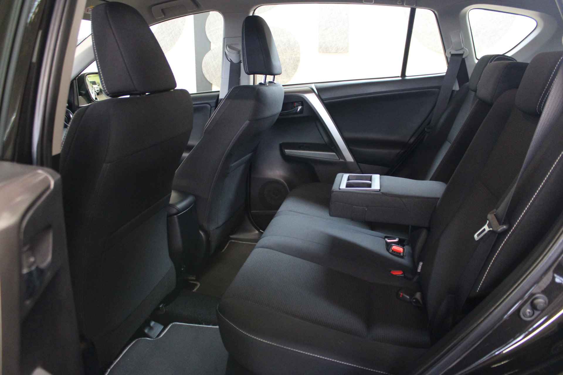 Toyota RAV4 2.5 Hybrid Dynamic | Incl. 1 jaar garantie | 1ste eigenaar | 100% Dealeronderhouden | Parkeercamera | Full LED | Cruise | DAB | Navi | Lane assist | Elektrische achterklep | PDC | Bluetooth | - 13/49