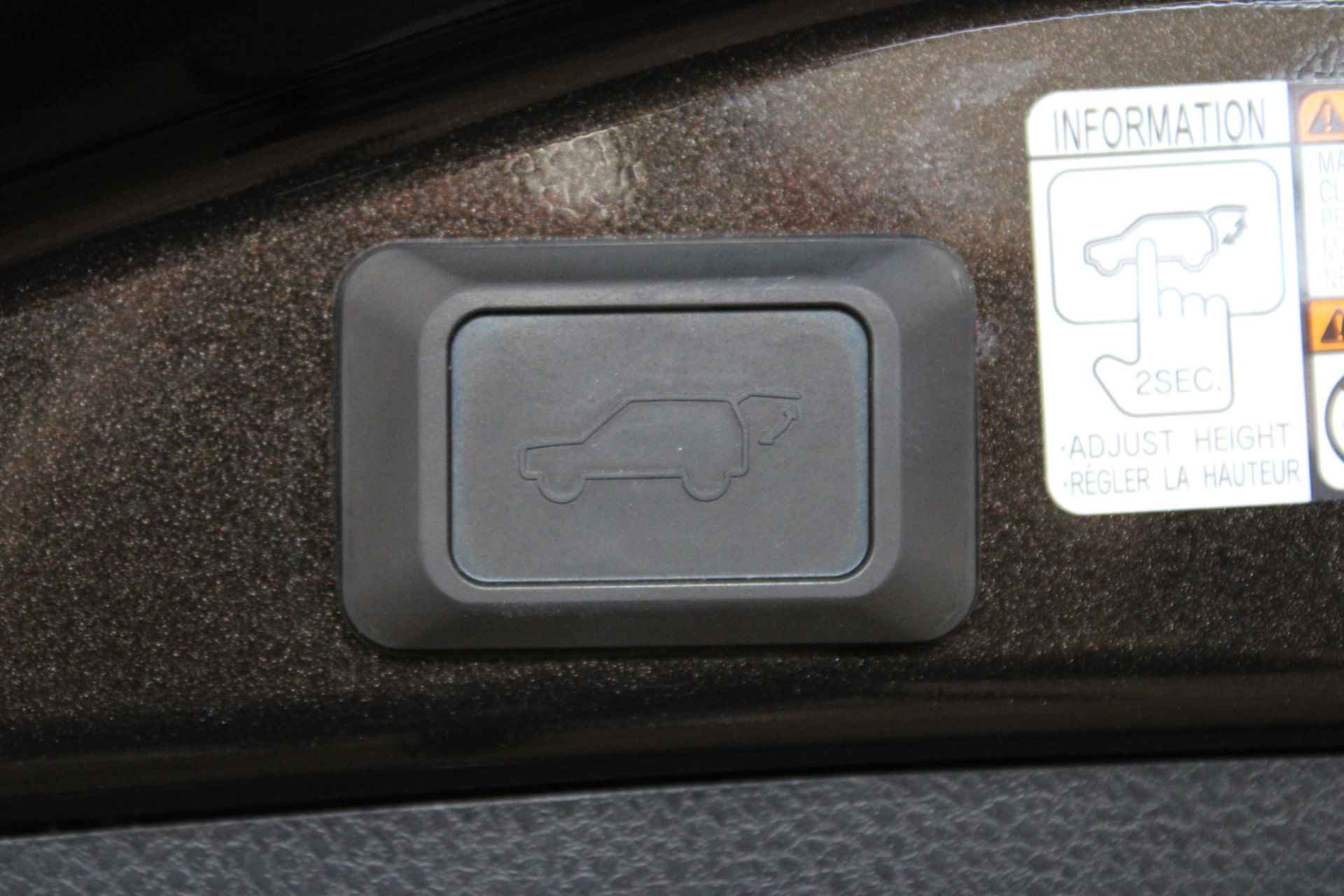 Toyota RAV4 2.5 Hybrid Dynamic | Incl. 1 jaar garantie | 1ste eigenaar | 100% Dealeronderhouden | Parkeercamera | Full LED | Cruise | DAB | Navi | Lane assist | Elektrische achterklep | PDC | Bluetooth | - 24/49