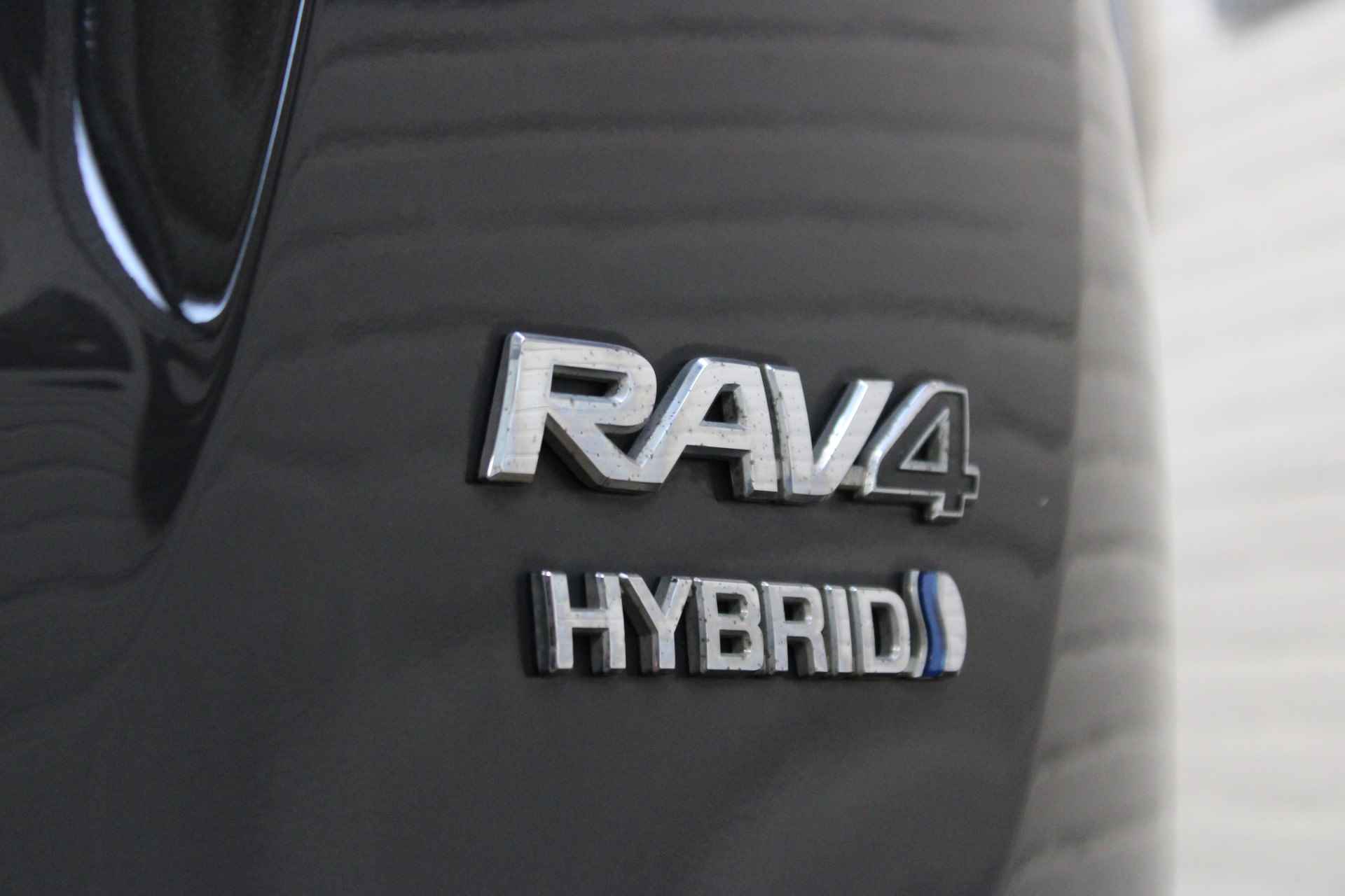 Toyota RAV4 2.5 Hybrid Dynamic | Incl. 1 jaar garantie | 1ste eigenaar | 100% Dealeronderhouden | Parkeercamera | Full LED | Cruise | DAB | Navi | Lane assist | Elektrische achterklep | PDC | Bluetooth | - 29/49
