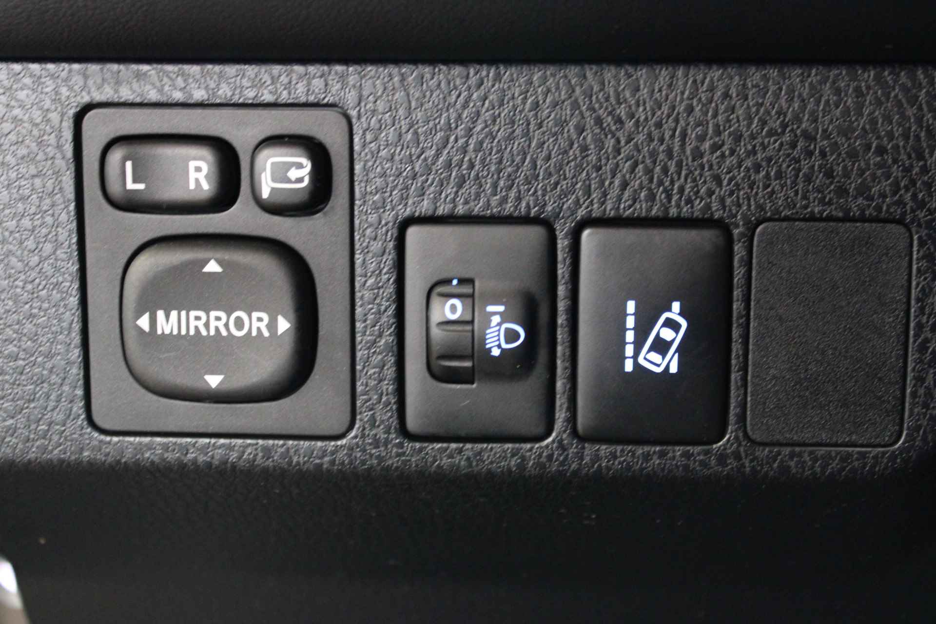 Toyota RAV4 2.5 Hybrid Dynamic | Incl. 1 jaar garantie | 1ste eigenaar | 100% Dealeronderhouden | Parkeercamera | Full LED | Cruise | DAB | Navi | Lane assist | Elektrische achterklep | PDC | Bluetooth | - 31/49