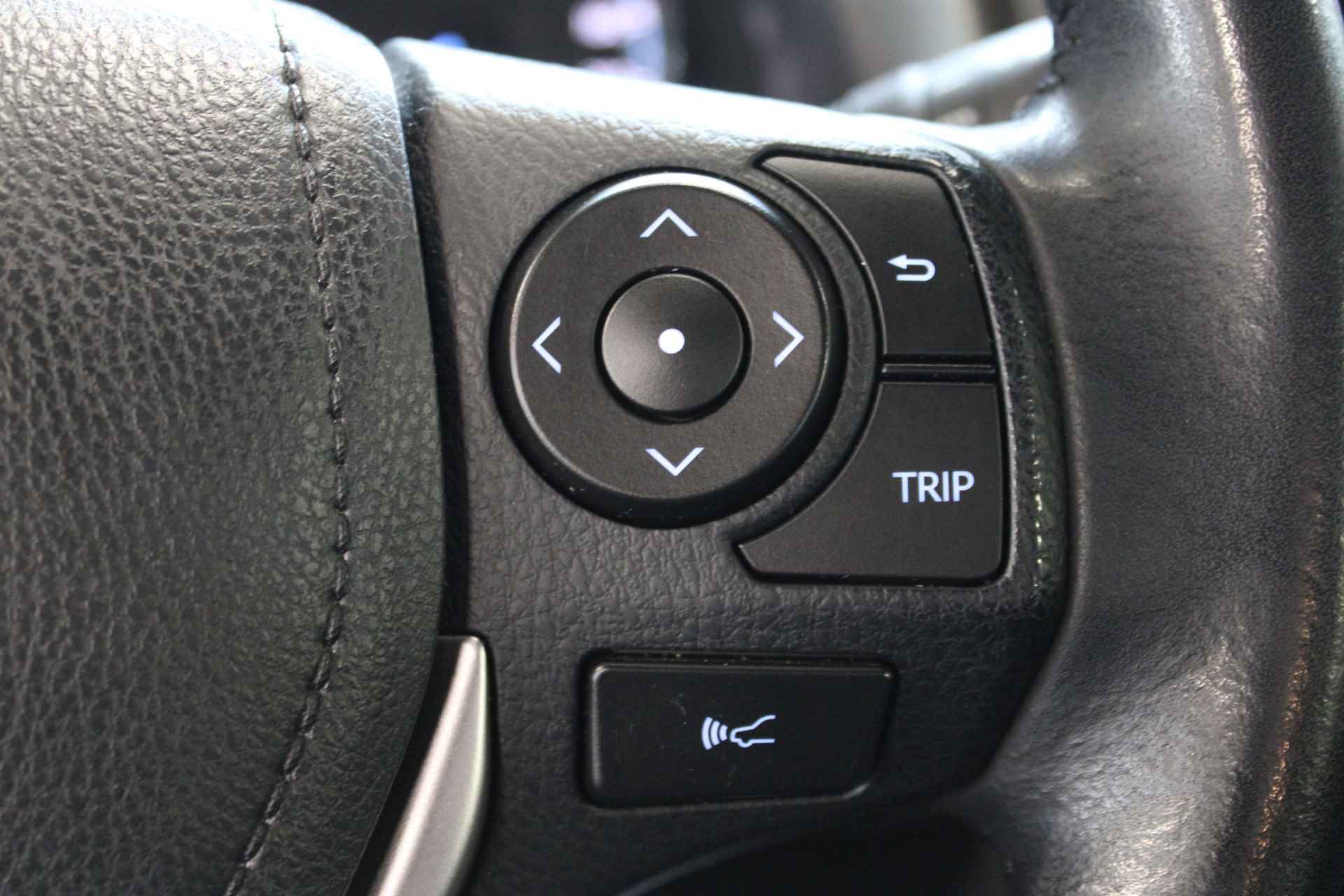 Toyota RAV4 2.5 Hybrid Dynamic | Incl. 1 jaar garantie | 1ste eigenaar | 100% Dealeronderhouden | Parkeercamera | Full LED | Cruise | DAB | Navi | Lane assist | Elektrische achterklep | PDC | Bluetooth | - 33/49