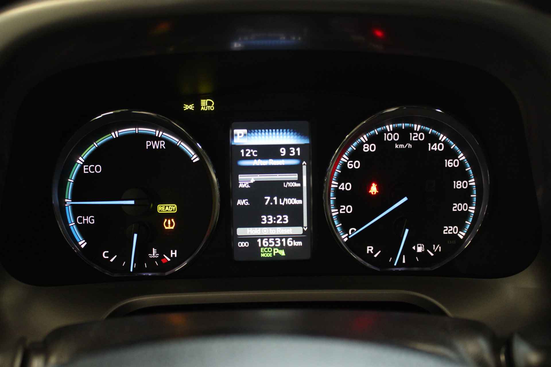 Toyota RAV4 2.5 Hybrid Dynamic | Incl. 1 jaar garantie | 1ste eigenaar | 100% Dealeronderhouden | Parkeercamera | Full LED | Cruise | DAB | Navi | Lane assist | Elektrische achterklep | PDC | Bluetooth | - 34/49