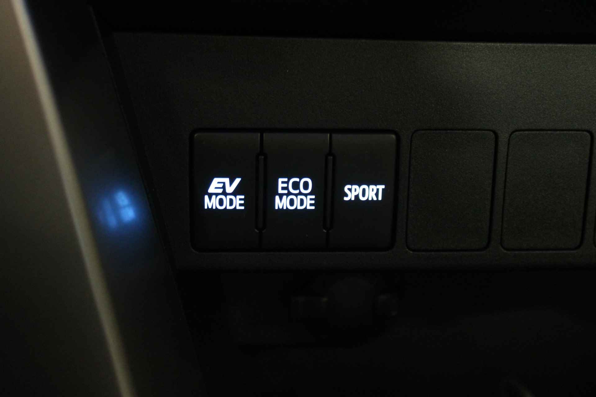 Toyota RAV4 2.5 Hybrid Dynamic | Incl. 1 jaar garantie | 1ste eigenaar | 100% Dealeronderhouden | Parkeercamera | Full LED | Cruise | DAB | Navi | Lane assist | Elektrische achterklep | PDC | Bluetooth | - 40/49
