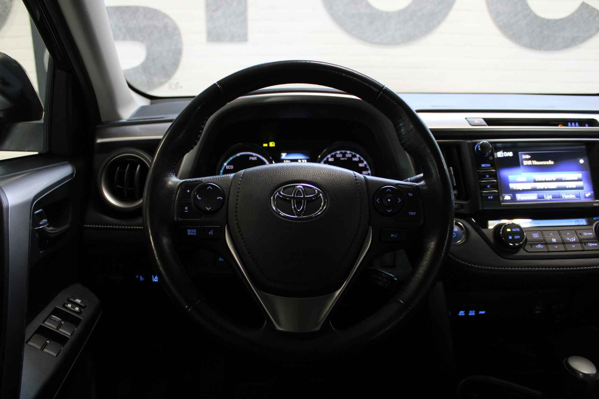 Toyota RAV4 2.5 Hybrid Dynamic | Incl. 1 jaar garantie | 1ste eigenaar | 100% Dealeronderhouden | Parkeercamera | Full LED | Cruise | DAB | Navi | Lane assist | Elektrische achterklep | PDC | Bluetooth | - 43/49
