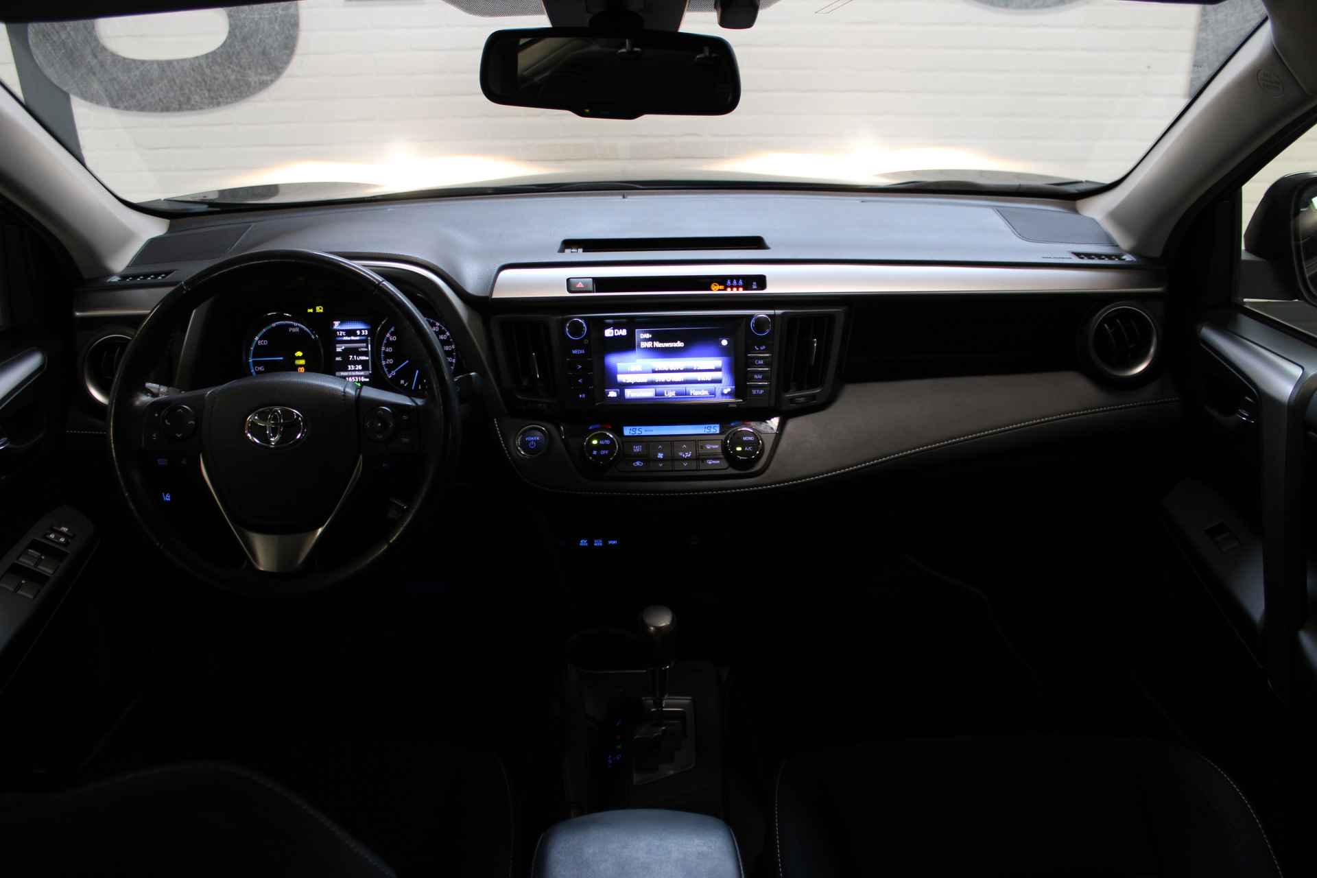 Toyota RAV4 2.5 Hybrid Dynamic | Incl. 1 jaar garantie | 1ste eigenaar | 100% Dealeronderhouden | Parkeercamera | Full LED | Cruise | DAB | Navi | Lane assist | Elektrische achterklep | PDC | Bluetooth | - 44/49