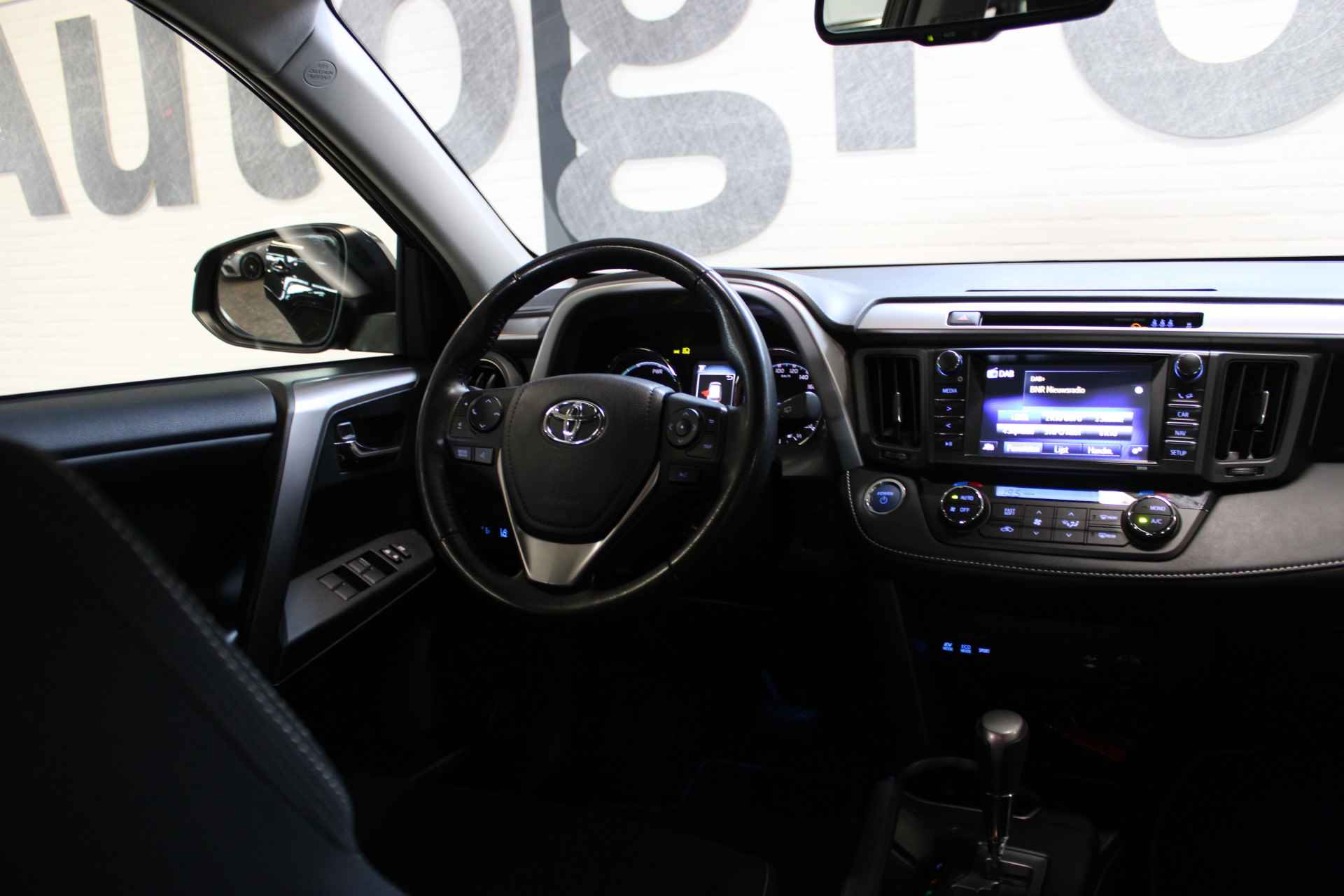 Toyota RAV4 2.5 Hybrid Dynamic | Incl. 1 jaar garantie | 1ste eigenaar | 100% Dealeronderhouden | Parkeercamera | Full LED | Cruise | DAB | Navi | Lane assist | Elektrische achterklep | PDC | Bluetooth | - 45/49