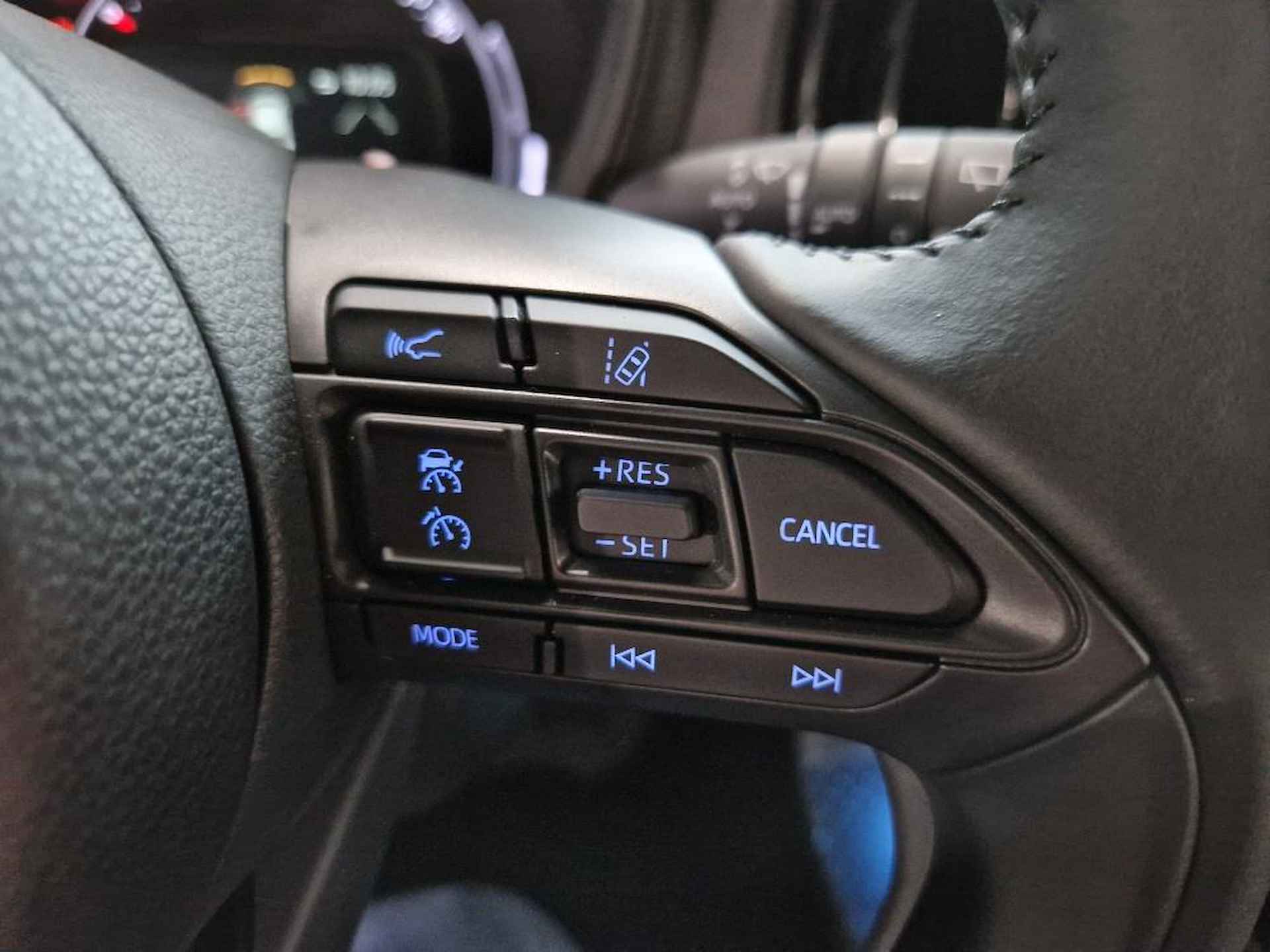 Toyota Aygo X 1.0 VVT-i MT Pulse Bi-Tone/NIEUW/NAVIGATIE/PARK.SENS/STOELVERWARMING - 10/15