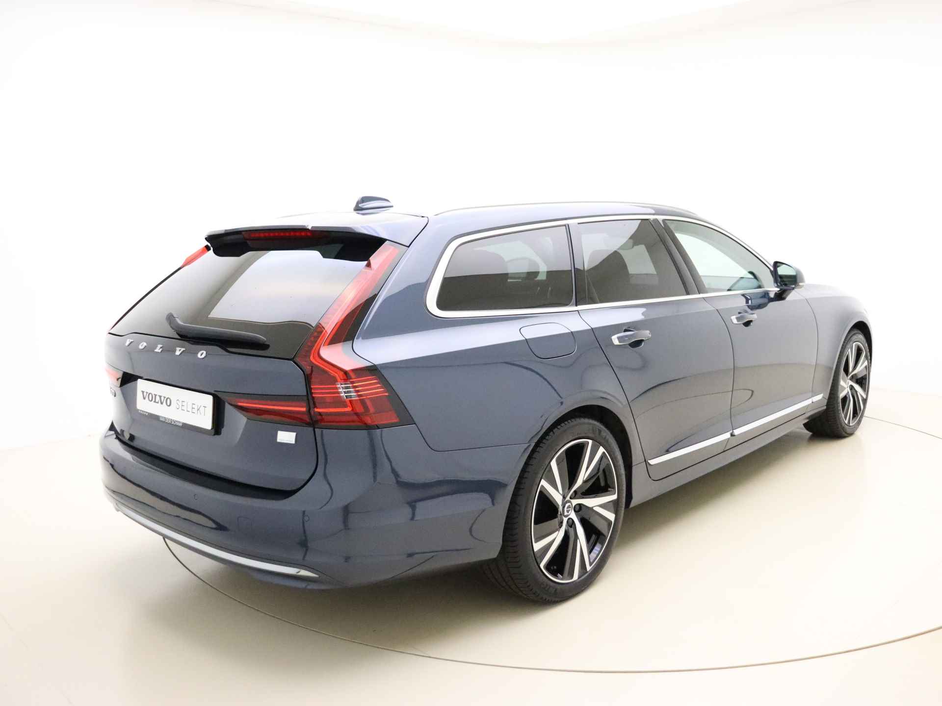 Volvo V90 T6 340pk AWD Inscription / H&K Audio / Elektr. Stoelen / Dubbel glas / Sportstuur / FULL-LED / Adapt. Cruise / BLIS / DAB / Lederen Dashboard / Trekhaak / - 3/36