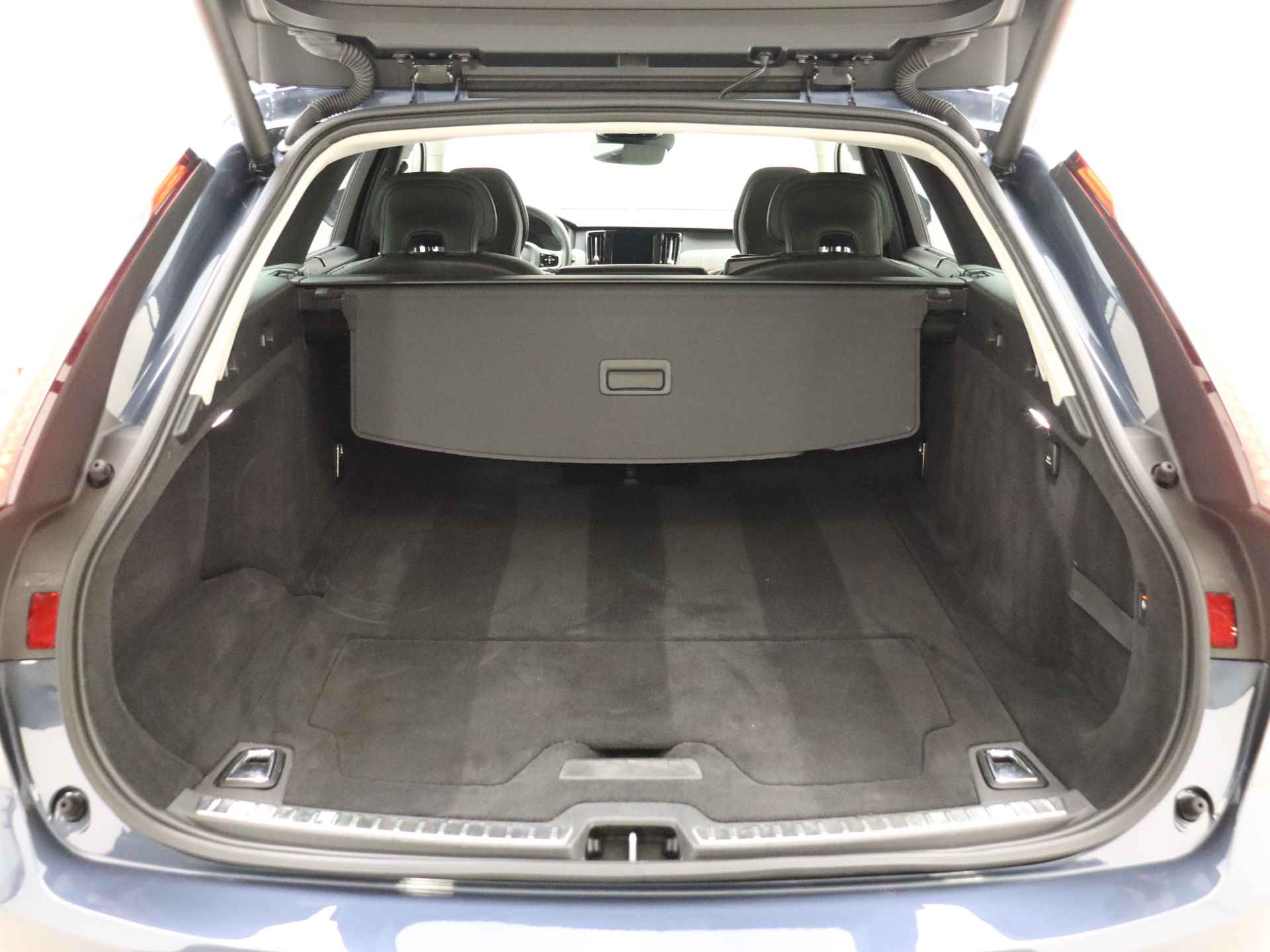 Volvo V90 T6 340pk AWD Inscription / H&K Audio / Elektr. Stoelen / Dubbel glas / Sportstuur / FULL-LED / Adapt. Cruise / BLIS / DAB / Lederen Dashboard / Trekhaak / - 14/36