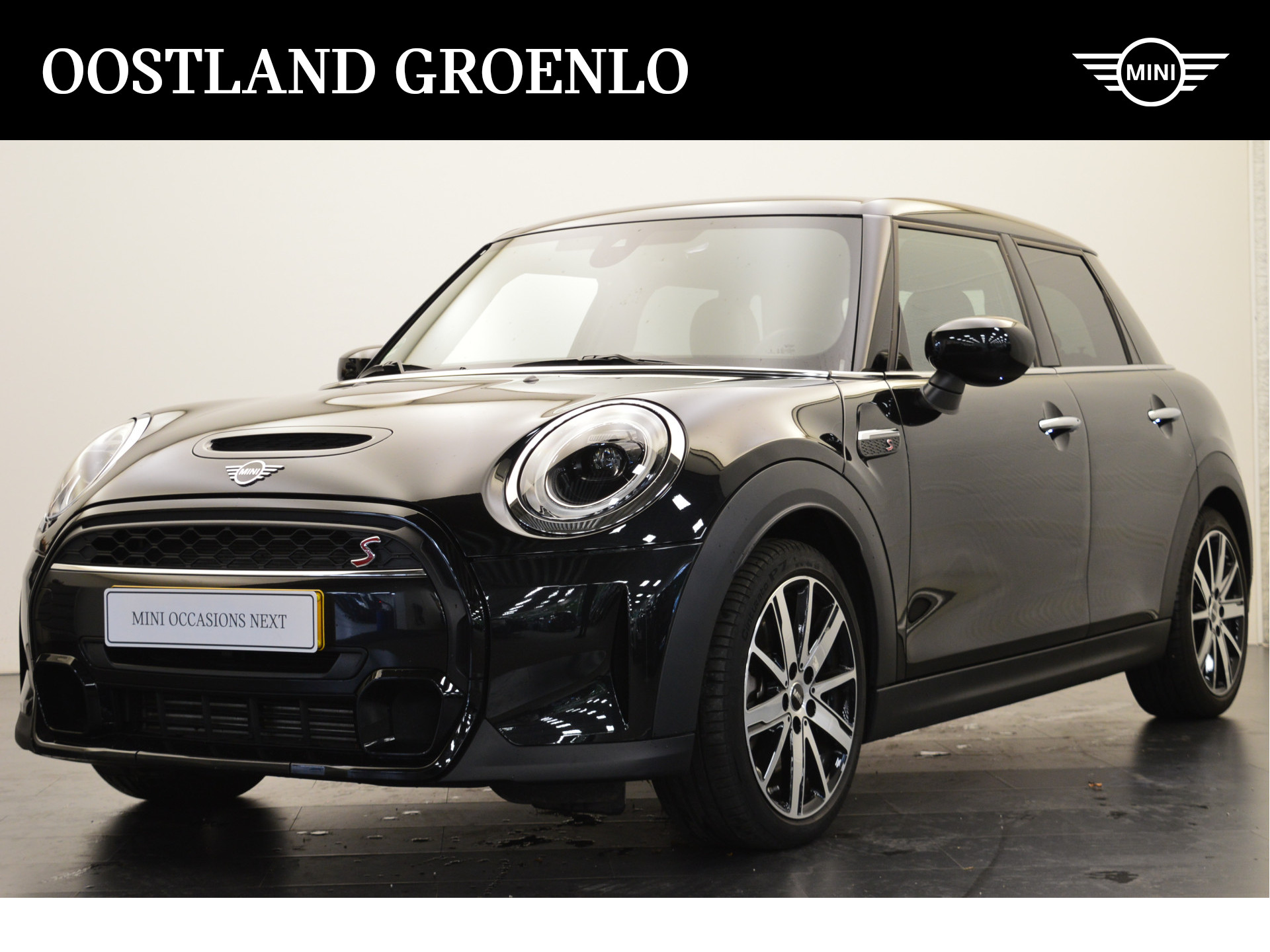 MINI Hatchback Cooper S Classic Automaat / Premium Go Pakket / Sportstoelen / Achteruitrijcamera / Comfort Access / LED / Stoelverwarming