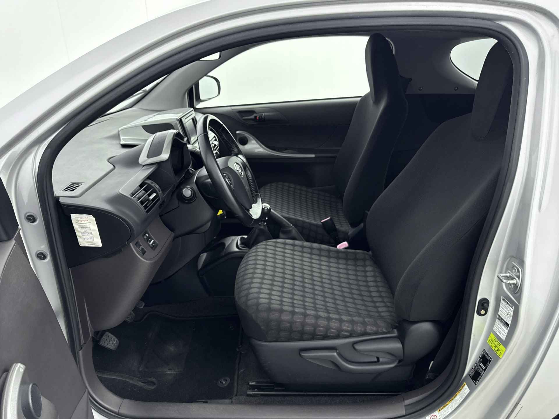 Toyota iQ 1.0 VVTi Comfort | Navigatie | Airco | LM velgen | - 17/38