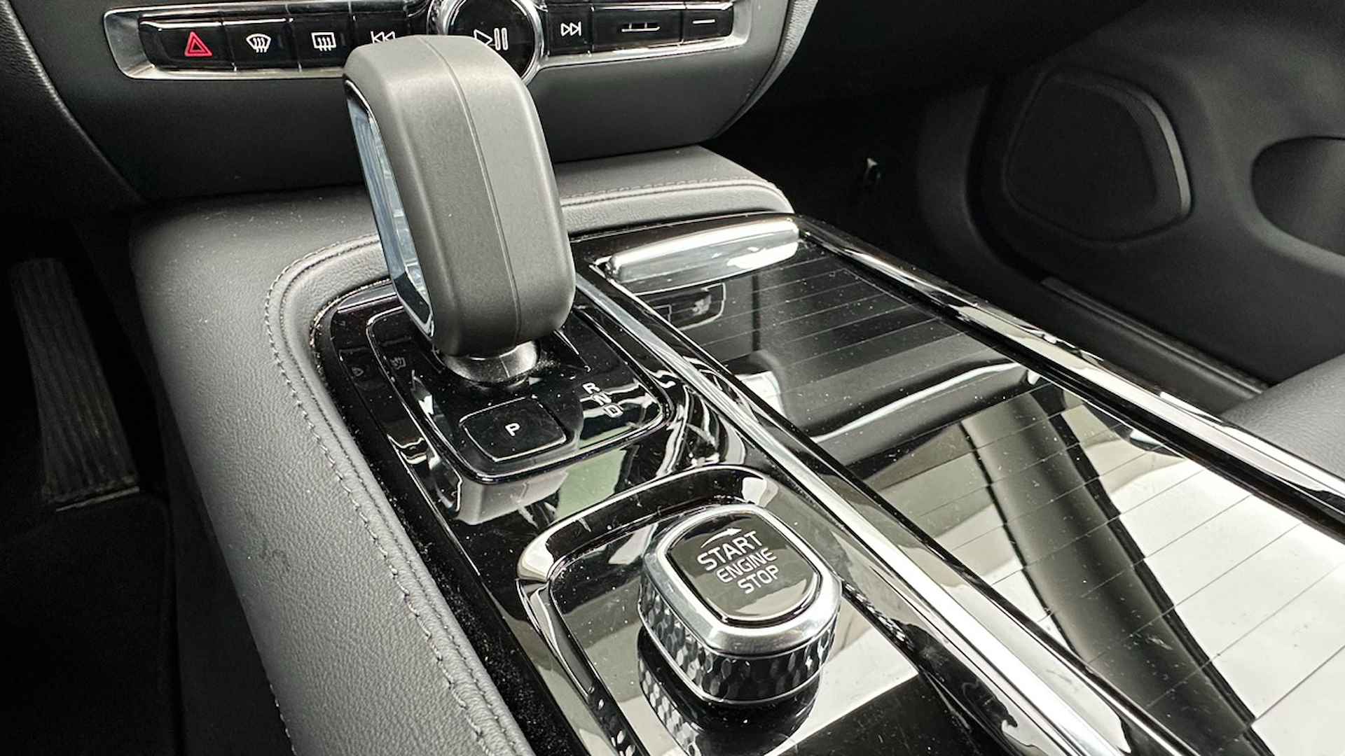 Volvo V60 2.0 T6 Recharge AWD Plus Dark | Camera | Google Maps | Apple Carplay/Android Auto | Keyless - 17/37