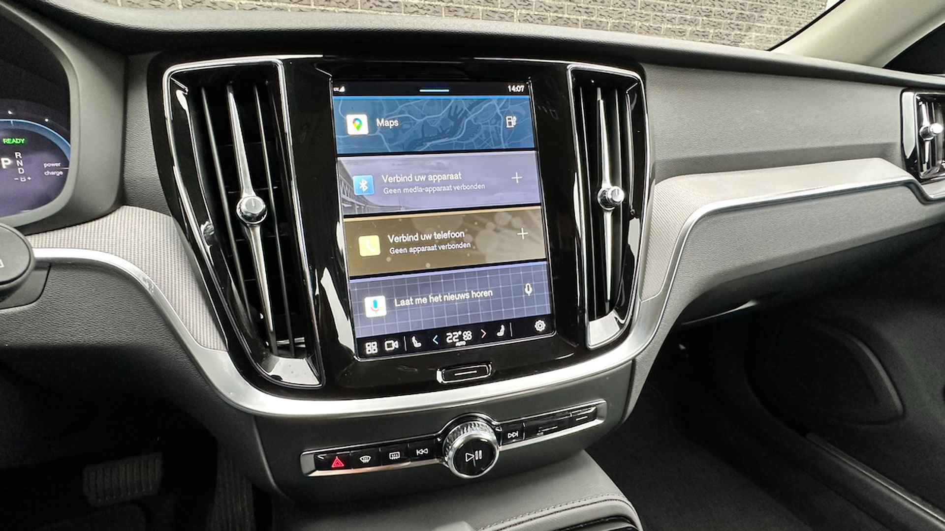 Volvo V60 2.0 T6 Recharge AWD Plus Dark | Camera | Google Maps | Apple Carplay/Android Auto | Keyless - 18/37