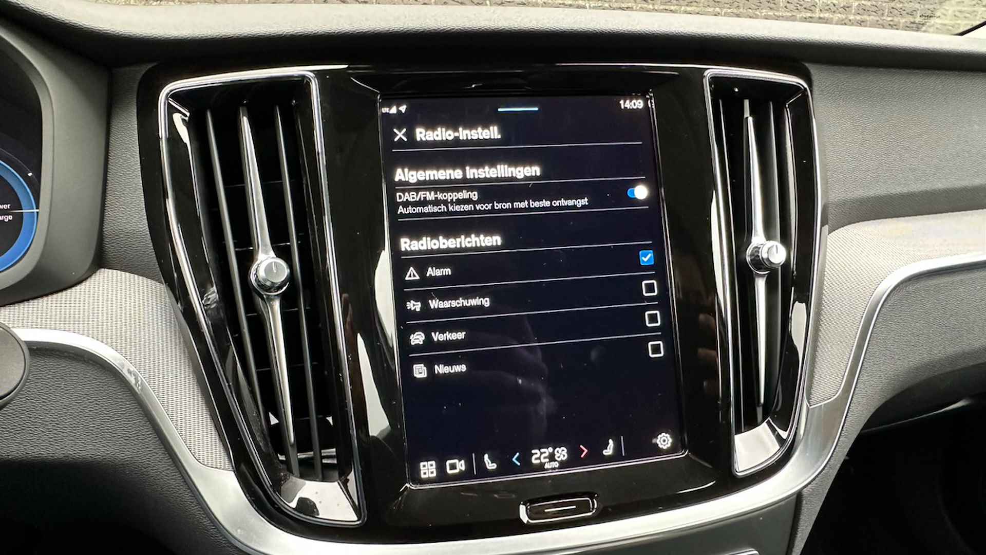 Volvo V60 2.0 T6 Recharge AWD Plus Dark | Camera | Google Maps | Apple Carplay/Android Auto | Keyless - 20/37