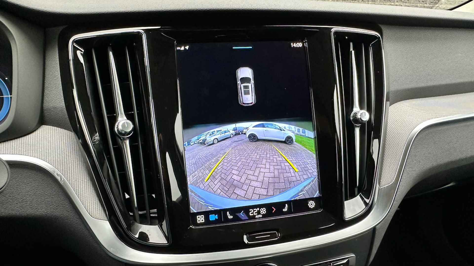 Volvo V60 2.0 T6 Recharge AWD Plus Dark | Camera | Google Maps | Apple Carplay/Android Auto | Keyless - 22/37