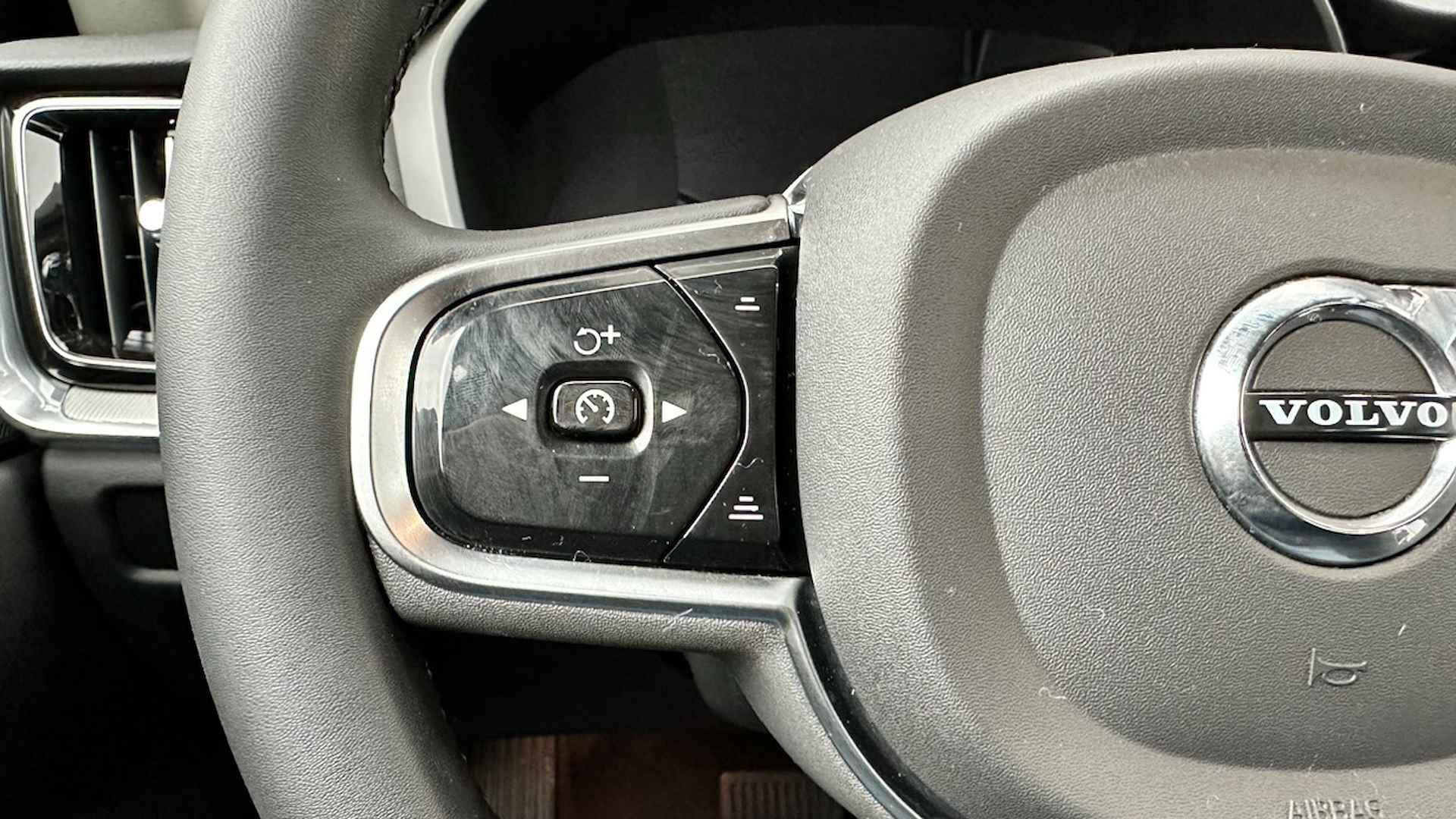 Volvo V60 2.0 T6 Recharge AWD Plus Dark | Camera | Google Maps | Apple Carplay/Android Auto | Keyless - 24/37