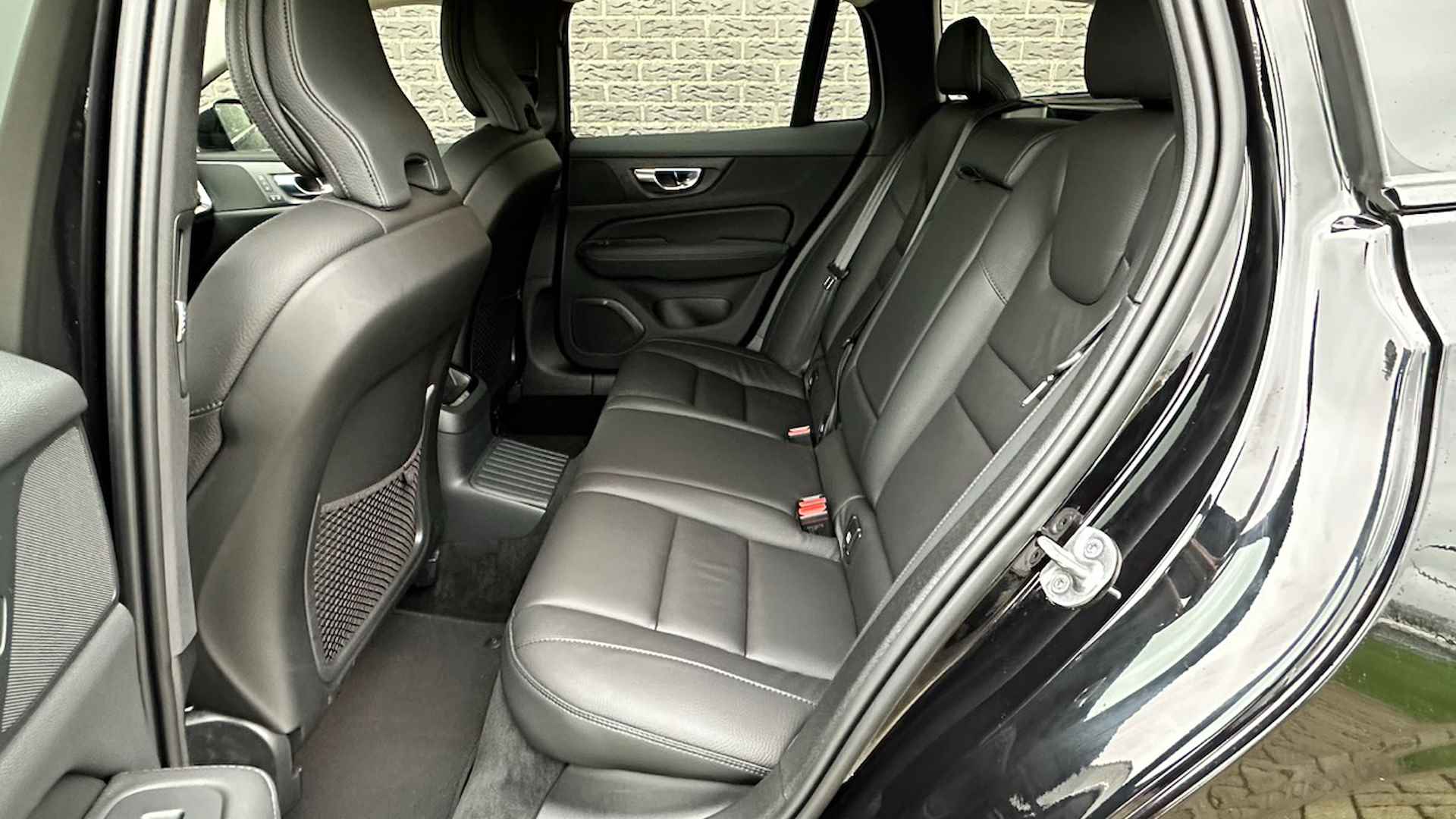 Volvo V60 2.0 T6 Recharge AWD Plus Dark | Camera | Google Maps | Apple Carplay/Android Auto | Keyless - 28/37