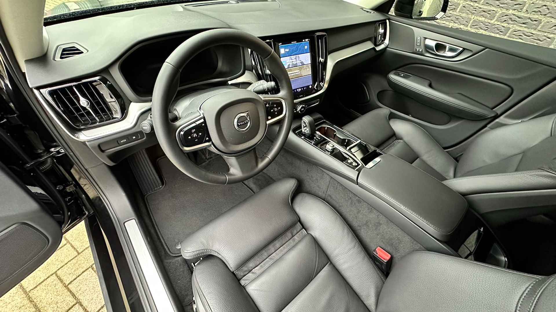 Volvo V60 2.0 T6 Recharge AWD Plus Dark | Camera | Google Maps | Apple Carplay/Android Auto | Keyless - 30/37