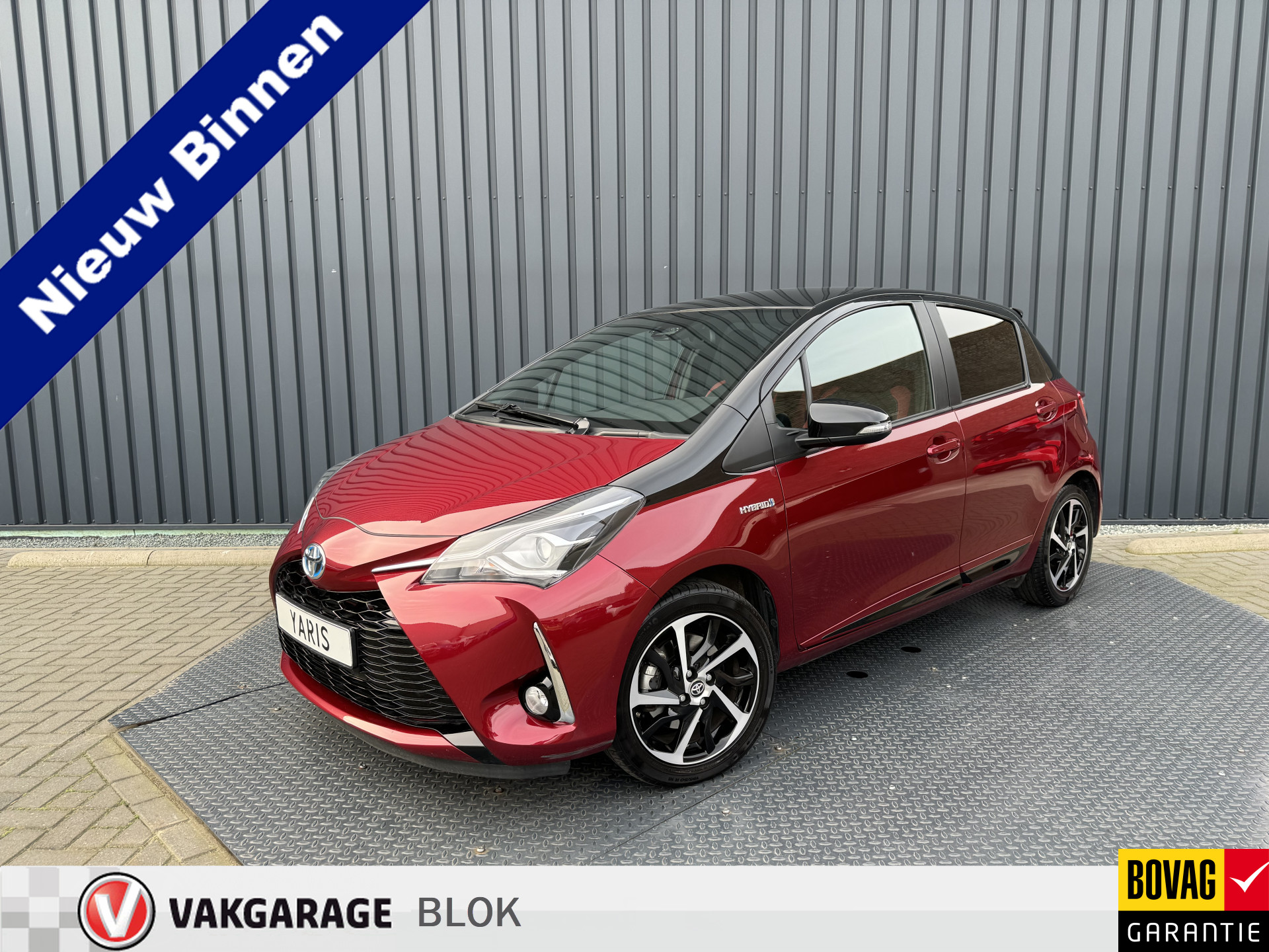Toyota Yaris 1.5 Hybrid Bi-Tone | 21.500 km | PDC achter | 10 jr GARANTIE | Rijklaar!! bij viaBOVAG.nl