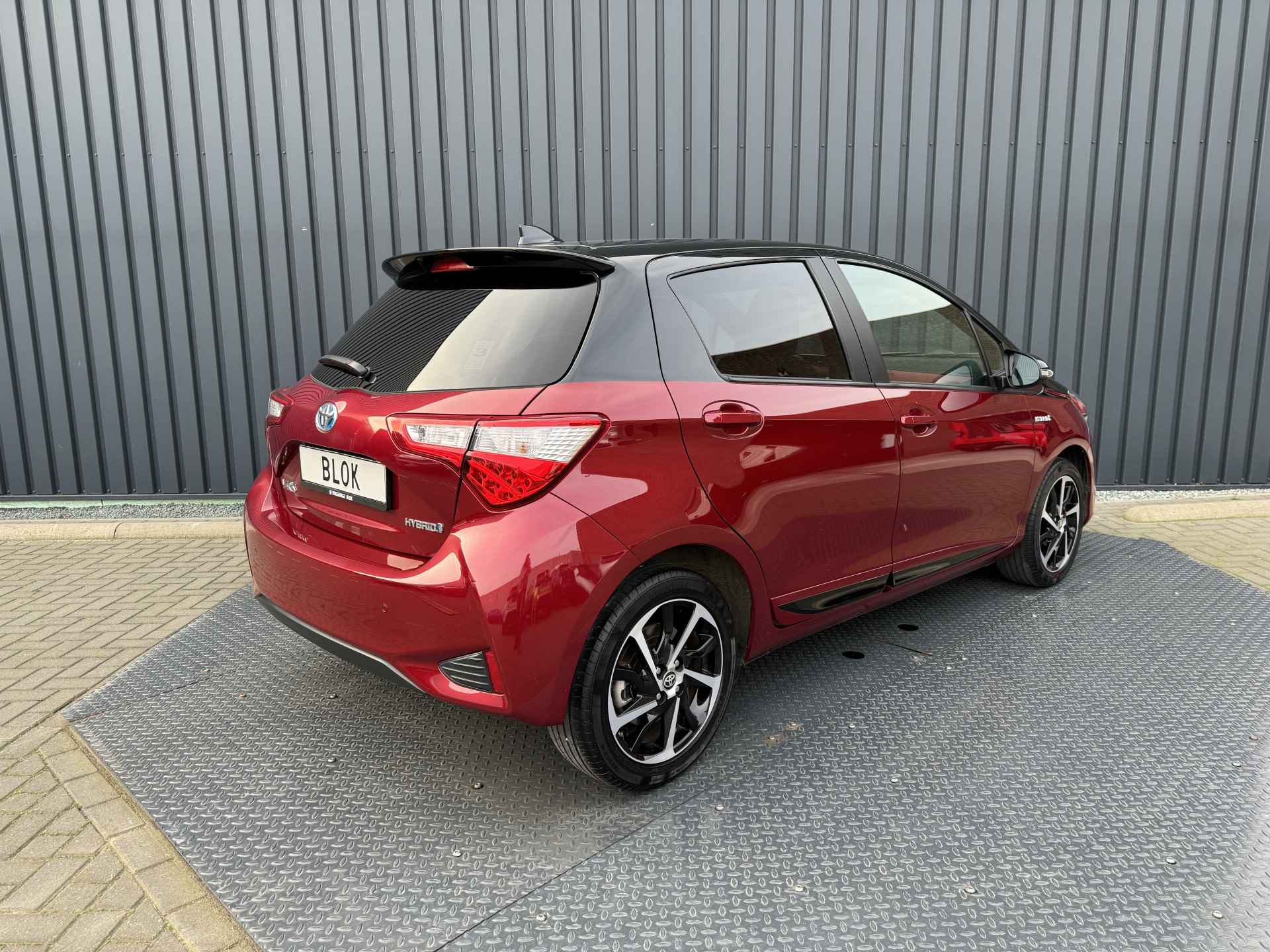 Toyota Yaris 1.5 Hybrid Bi-Tone | 21.500 km | PDC achter | 10 jr GARANTIE | Rijklaar!! - 10/37