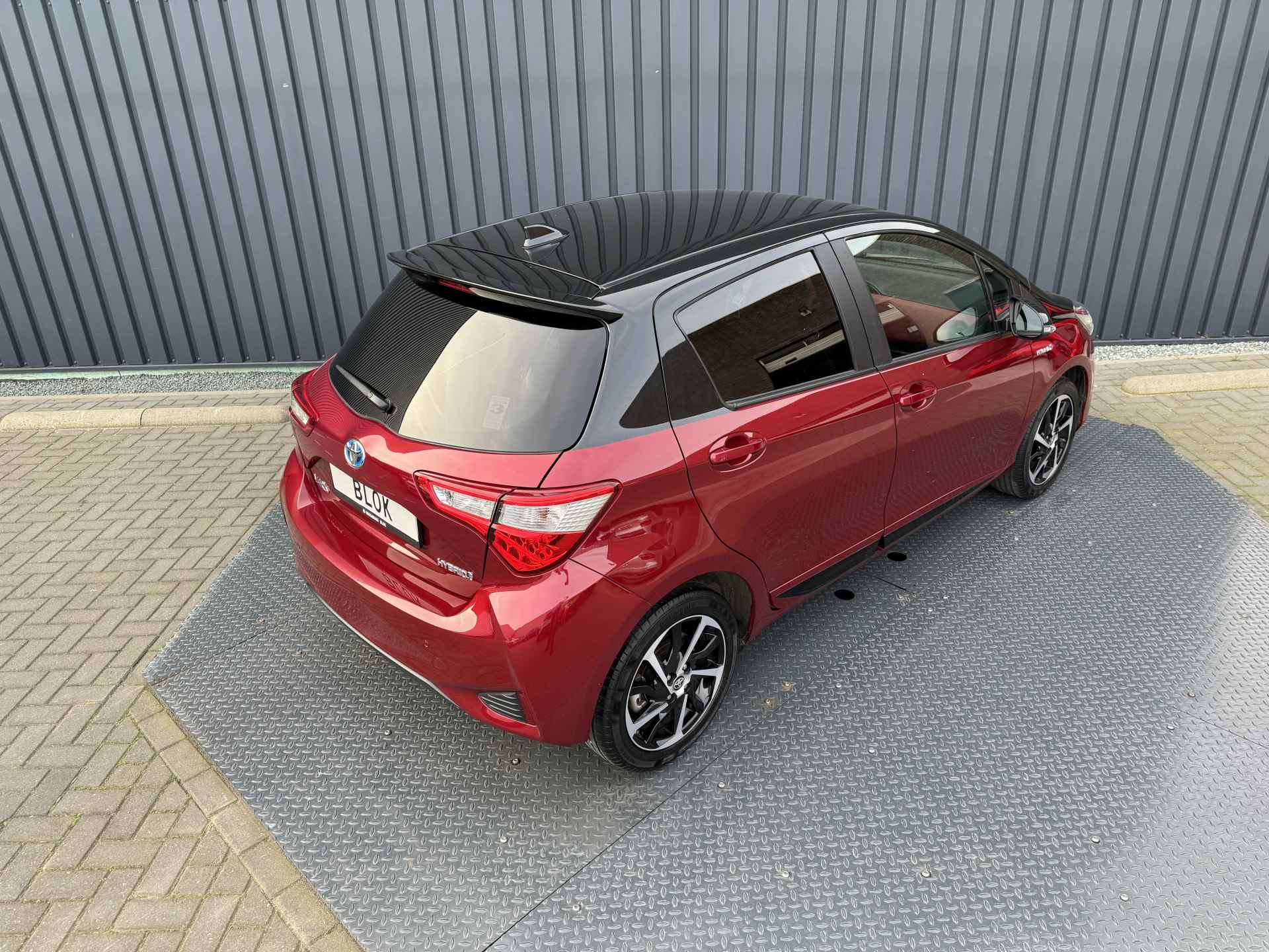 Toyota Yaris 1.5 Hybrid Bi-Tone | 21.500 km | PDC achter | 10 jr GARANTIE | Rijklaar!! - 11/37