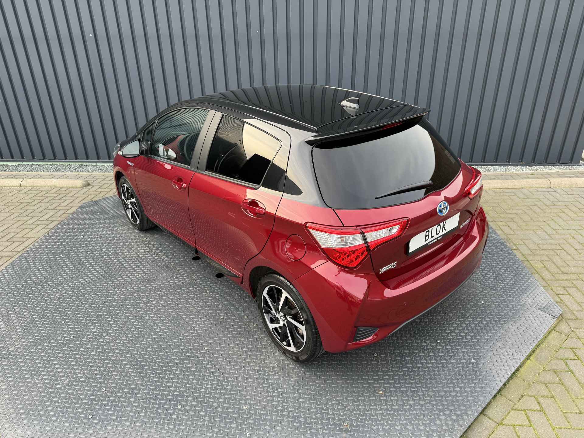 Toyota Yaris 1.5 Hybrid Bi-Tone | 21.500 km | PDC achter | 10 jr GARANTIE | Rijklaar!! - 14/37