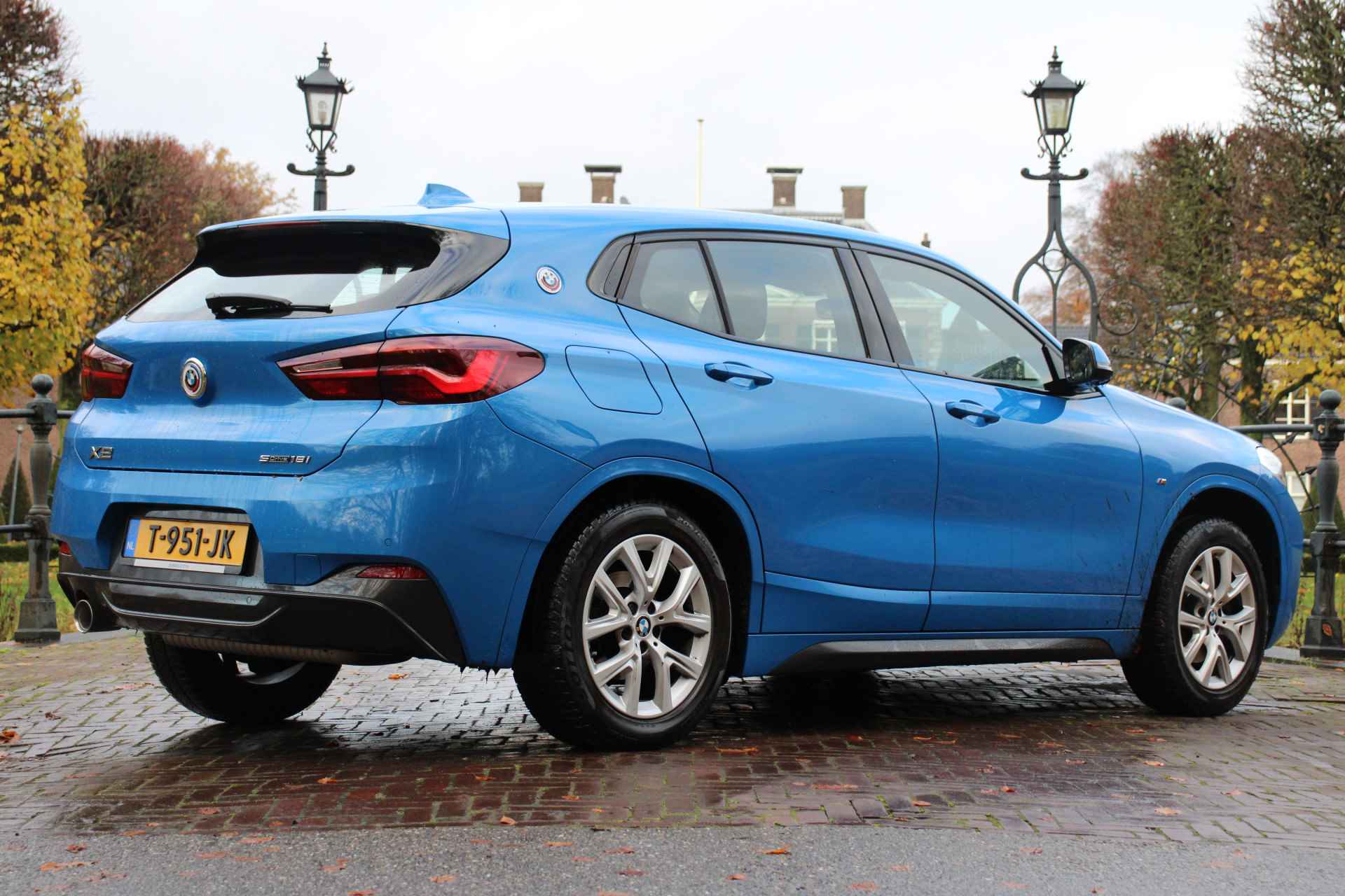 BMW X2 sDrive18i HIGH EXECUTIVE | M-PAKKET! | SPORTSTOELEN | NAVI-PROF | CLIMA | STOELVERWARMING | CRUISE | PARK SENS V+A | XENON | 19' - 3/5