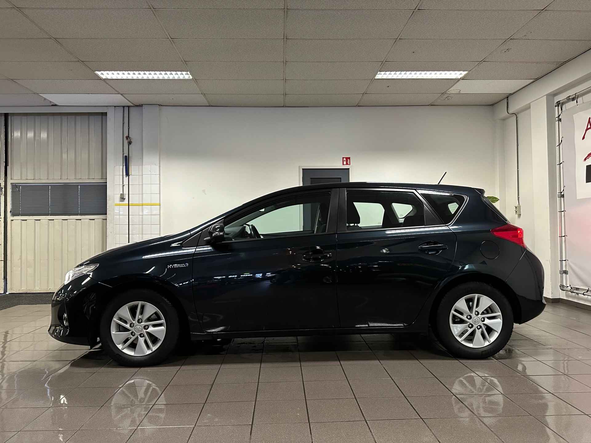 Toyota Auris 1.8 Hybrid Aspiration * Dealer onderhouden / Navigatie / Camera / Trekhaak / NL Auto * - 2/24