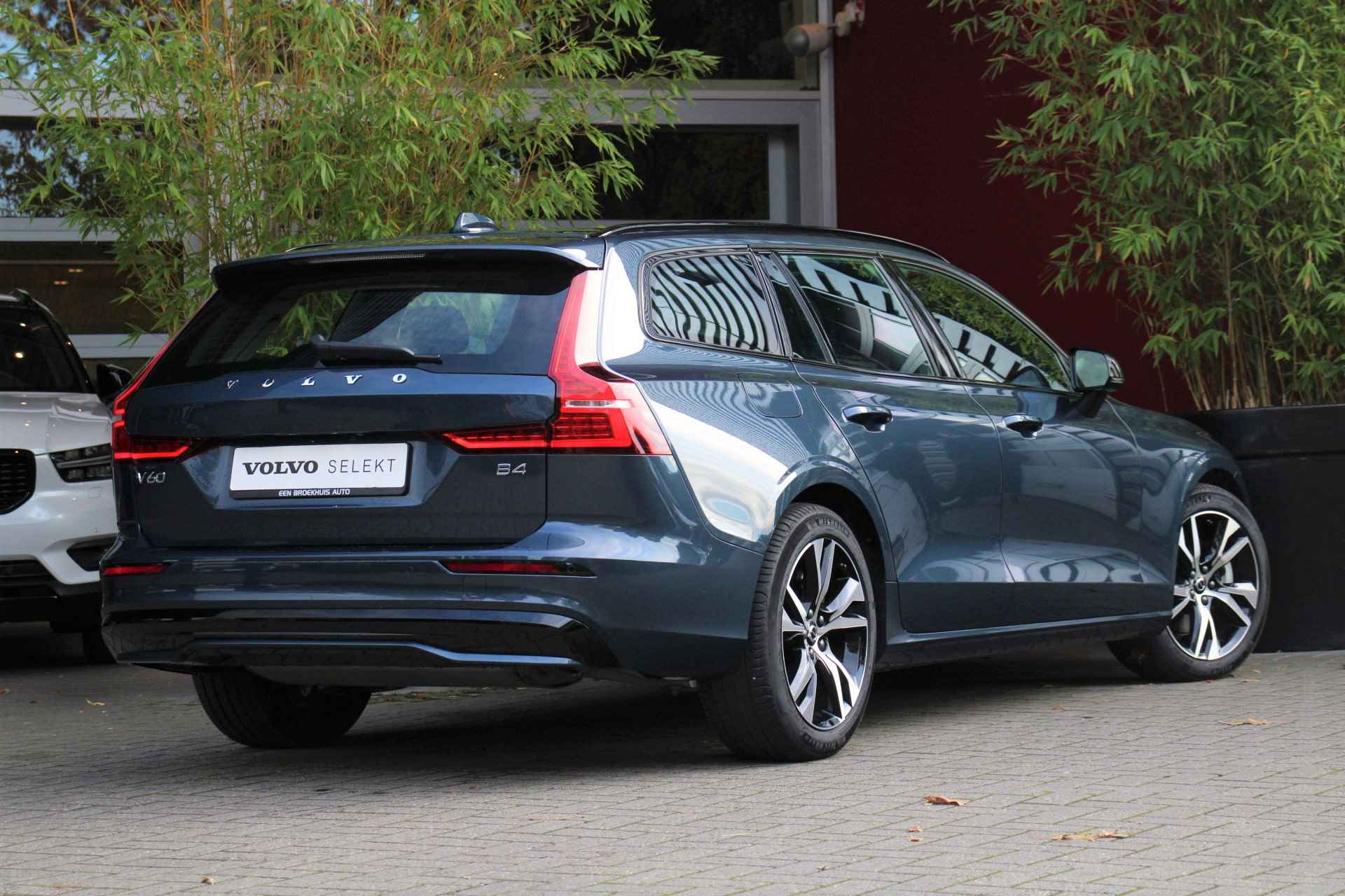 Volvo V60 2.0 B4 Plus Dark | Trekhaak| Stoel/stuurverwarming | Adaptive Cruise | Dodehoeksensoren | Memory Seats - 3/25