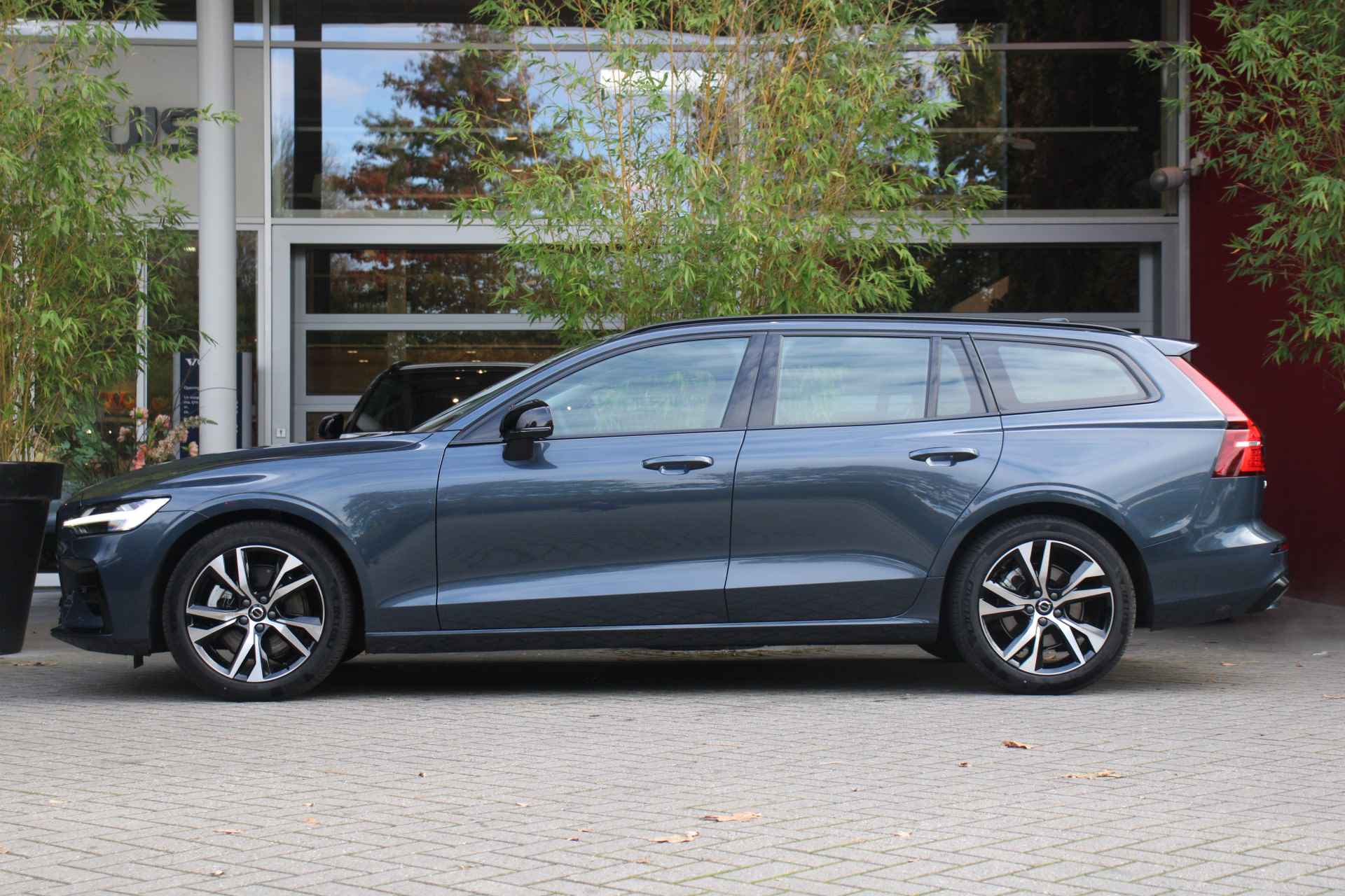 Volvo V60 2.0 B4 Plus Dark | Trekhaak| Stoel/stuurverwarming | Adaptive Cruise | Dodehoeksensoren | Memory Seats - 5/25