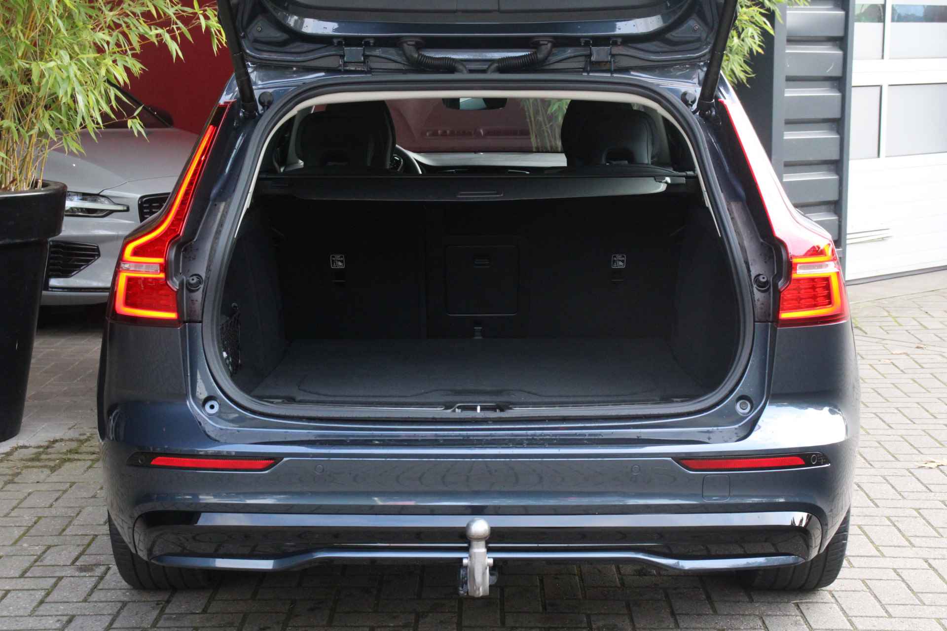 Volvo V60 2.0 B4 Plus Dark | Trekhaak| Stoel/stuurverwarming | Adaptive Cruise | Dodehoeksensoren | Memory Seats - 8/25