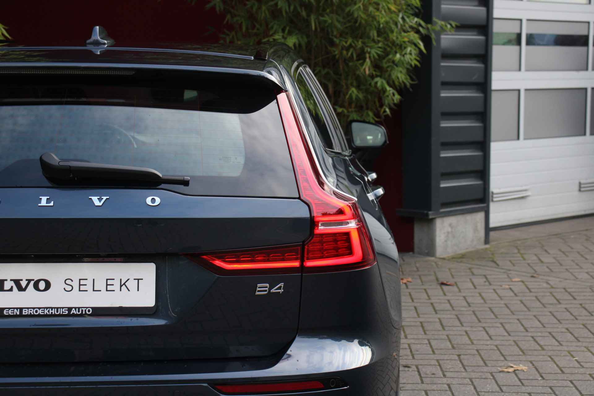 Volvo V60 2.0 B4 Plus Dark | Trekhaak| Stoel/stuurverwarming | Adaptive Cruise | Dodehoeksensoren | Memory Seats - 25/25