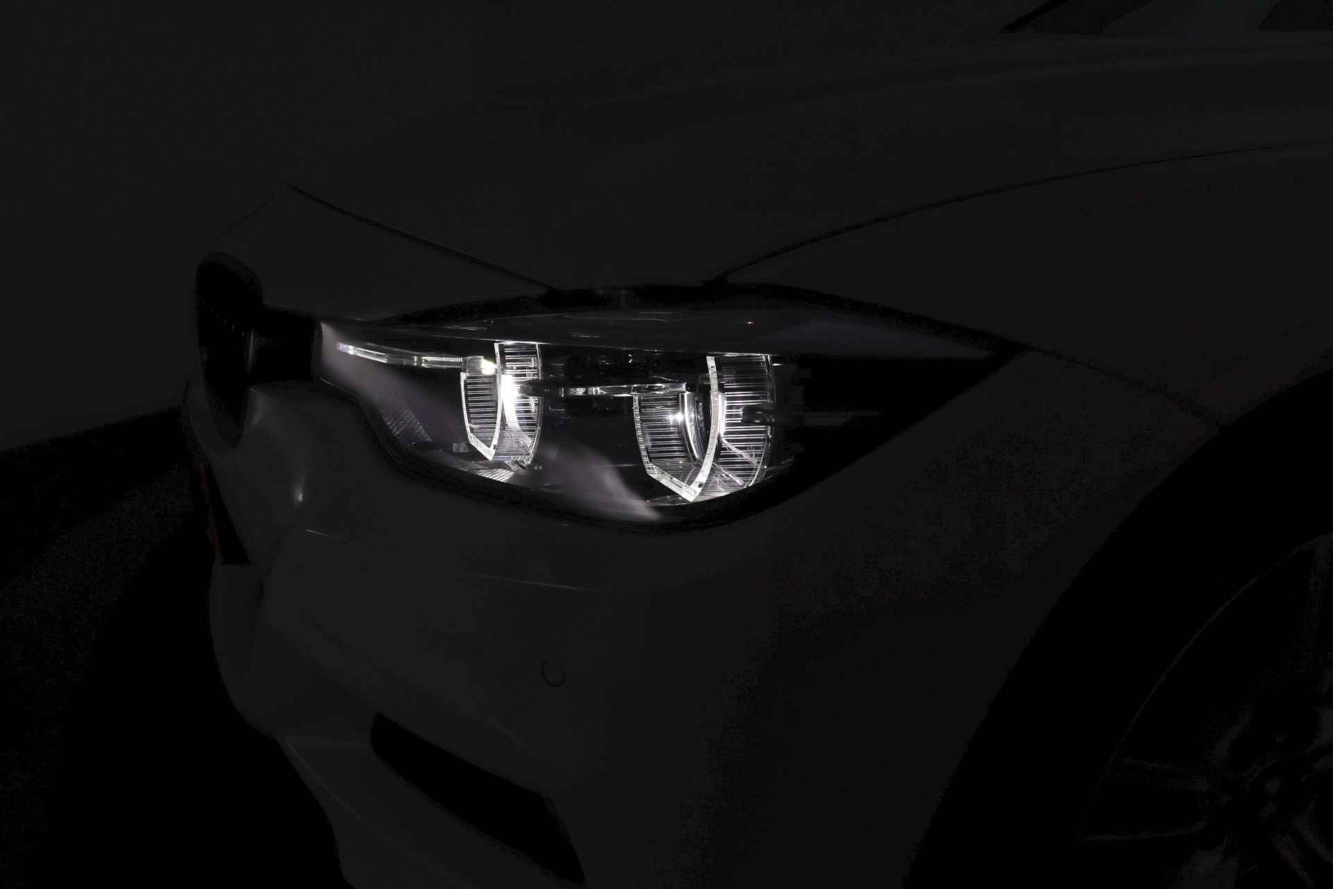 BMW 3-serie 318iA M-SPORT Executive DAKOTALEDER/NAVI PROF./SPORTST./ELEK.TREKH./LED/STOELVERW. - 13/28