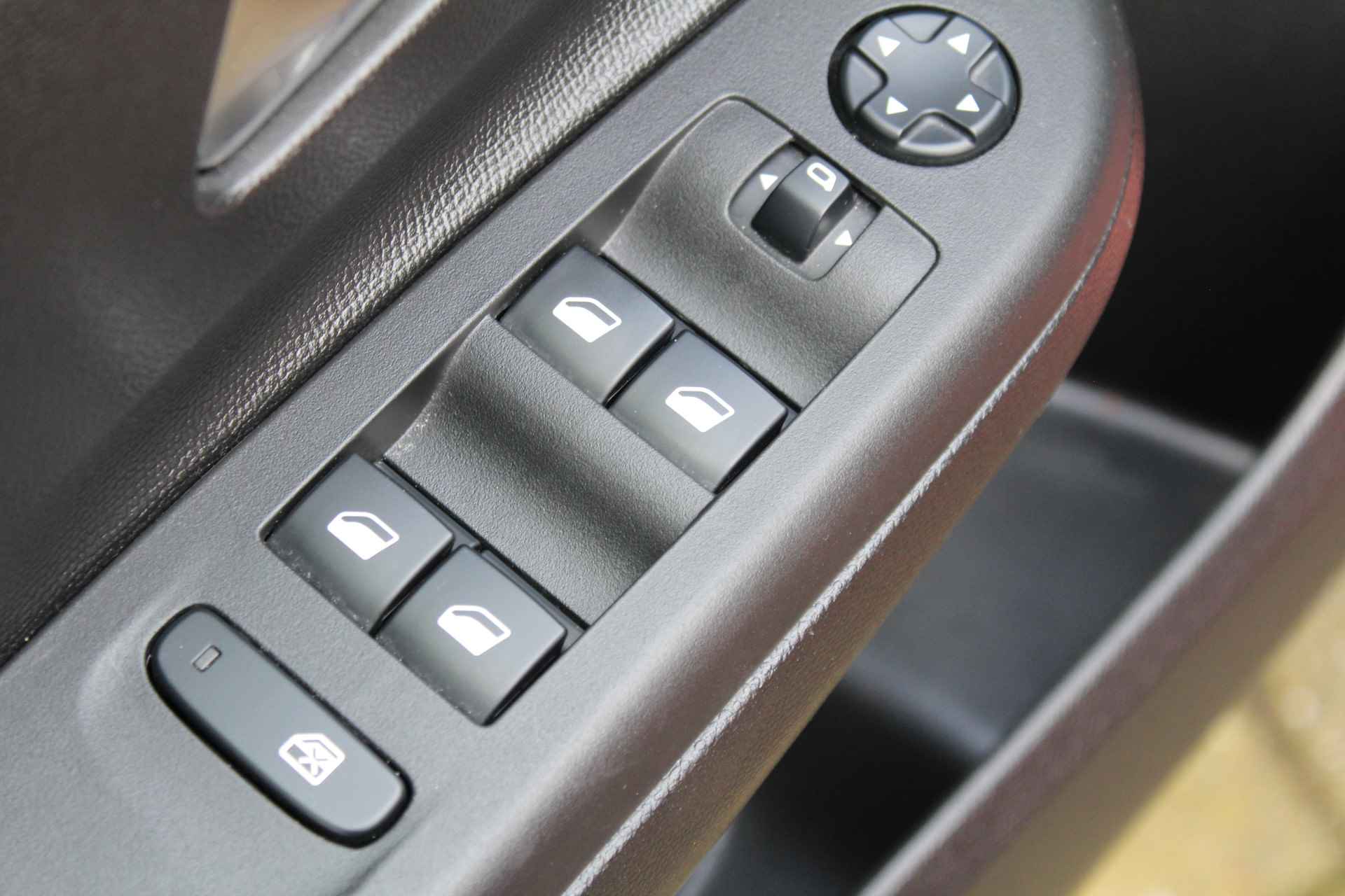 Opel Corsa 1.2 Elegance | Incl. 1 jaar Garantie | 1e Eigenaar | Apple CarPlay/Andoid Auto | Cruise controle | Airco | Navi via CarPlay | Lane assist | Half lederen bekleding | Origineel NL auto | NAP | - 23/49