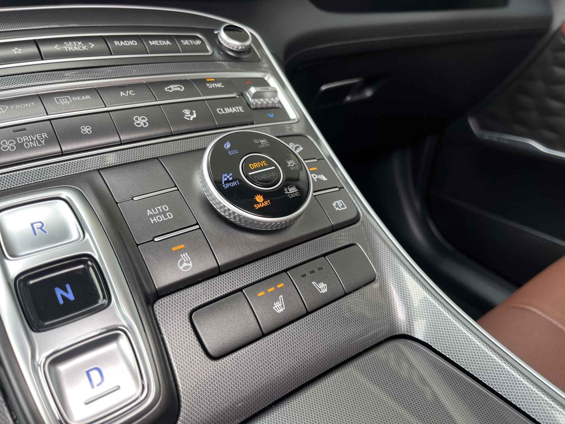 Hyundai Santa Fe 1.6 T-GDI HEV Premium Sky 7p. | Automaat | 7Persoons | 4X4 | Navigatie | Cruise Control Adaptief | Climate Control | Parkeersensoren | Parkeercamera | Schuif/kanteldak | 36Mnd. Garantie | Rijklaar! | - 29/35