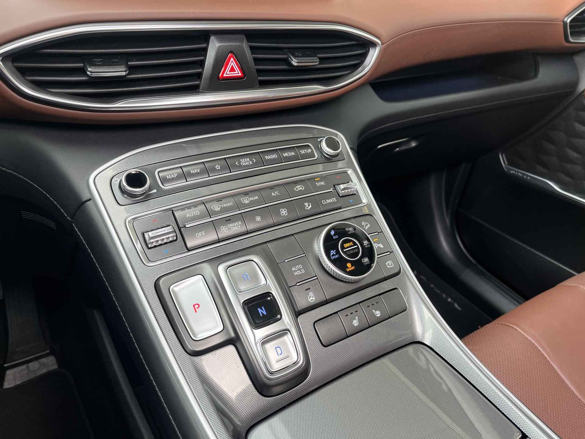 Hyundai Santa Fe 1.6 T-GDI HEV Premium Sky 7p. | Automaat | 7Persoons | 4X4 | Navigatie | Cruise Control Adaptief | Climate Control | Parkeersensoren | Parkeercamera | Schuif/kanteldak | 36Mnd. Garantie | Rijklaar! | - 30/35