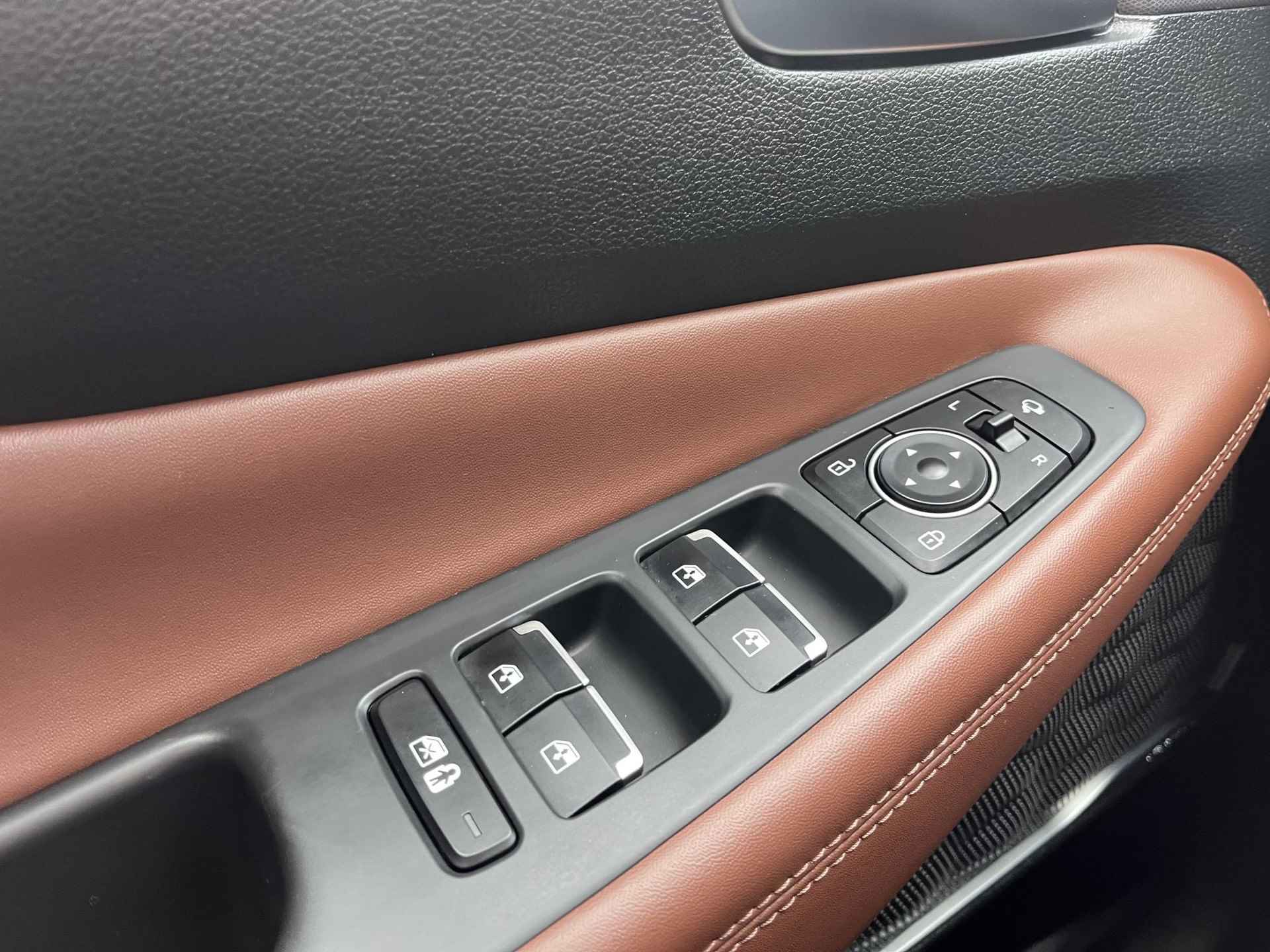 Hyundai Santa Fe 1.6 T-GDI HEV Premium Sky 7p. | Automaat | 7Persoons | 4X4 | Navigatie | Cruise Control Adaptief | Climate Control | Parkeersensoren | Parkeercamera | Schuif/kanteldak | 36Mnd. Garantie | Rijklaar! | - 34/35