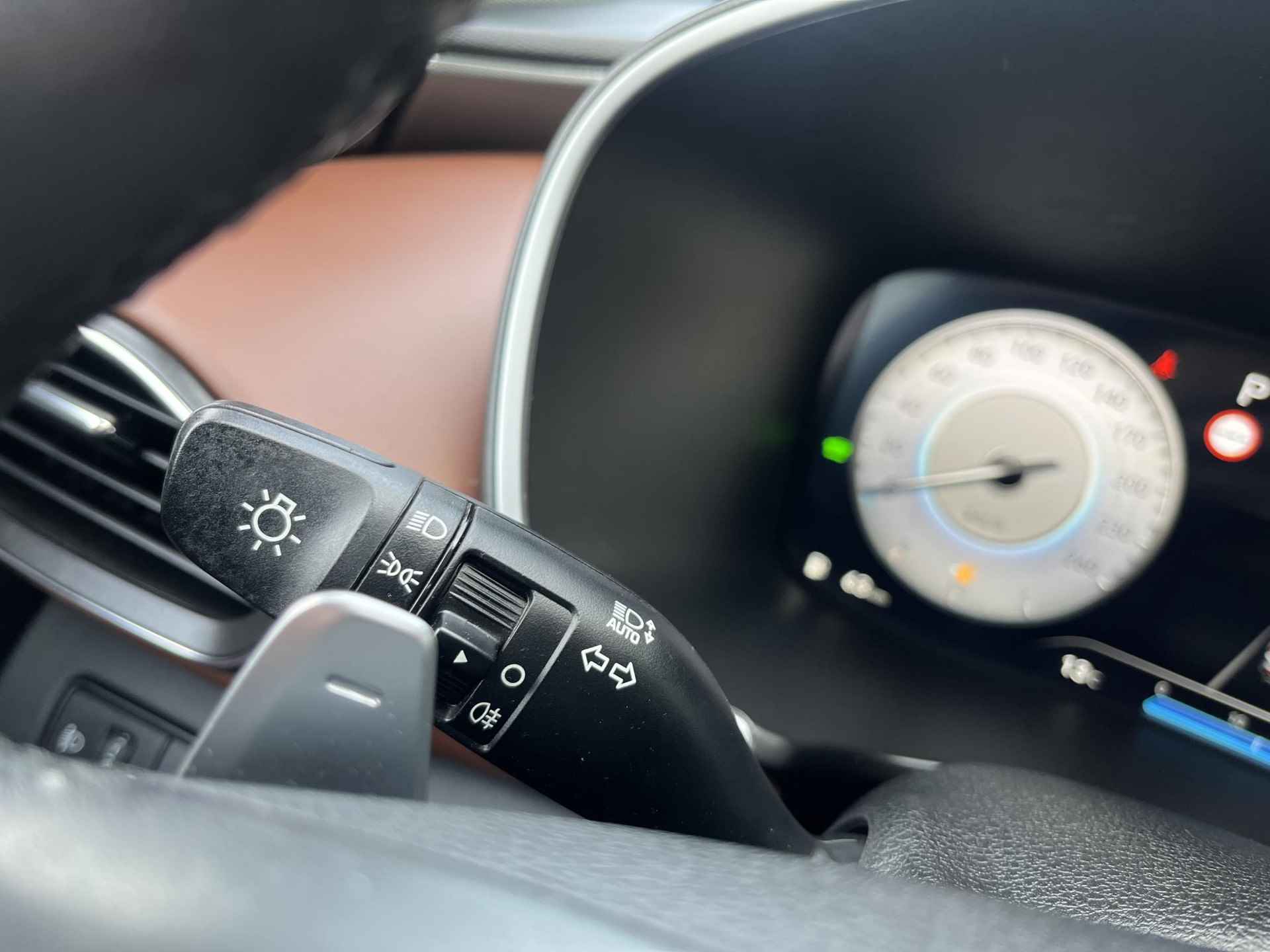 Hyundai Santa Fe 1.6 T-GDI HEV Premium Sky 7p. | Automaat | 7Persoons | 4X4 | Navigatie | Cruise Control Adaptief | Climate Control | Parkeersensoren | Parkeercamera | Schuif/kanteldak | 36Mnd. Garantie | Rijklaar! | - 25/35