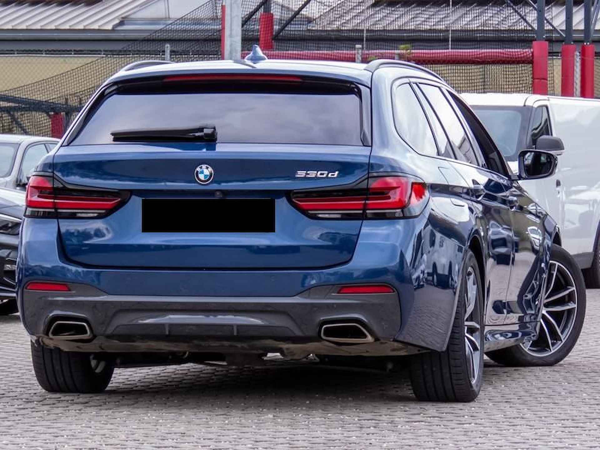 BMW 5 Serie Touring 530d M-Sport 286 PK Panoramadak Head-Up 360 Camera Laser Licht - 3/13