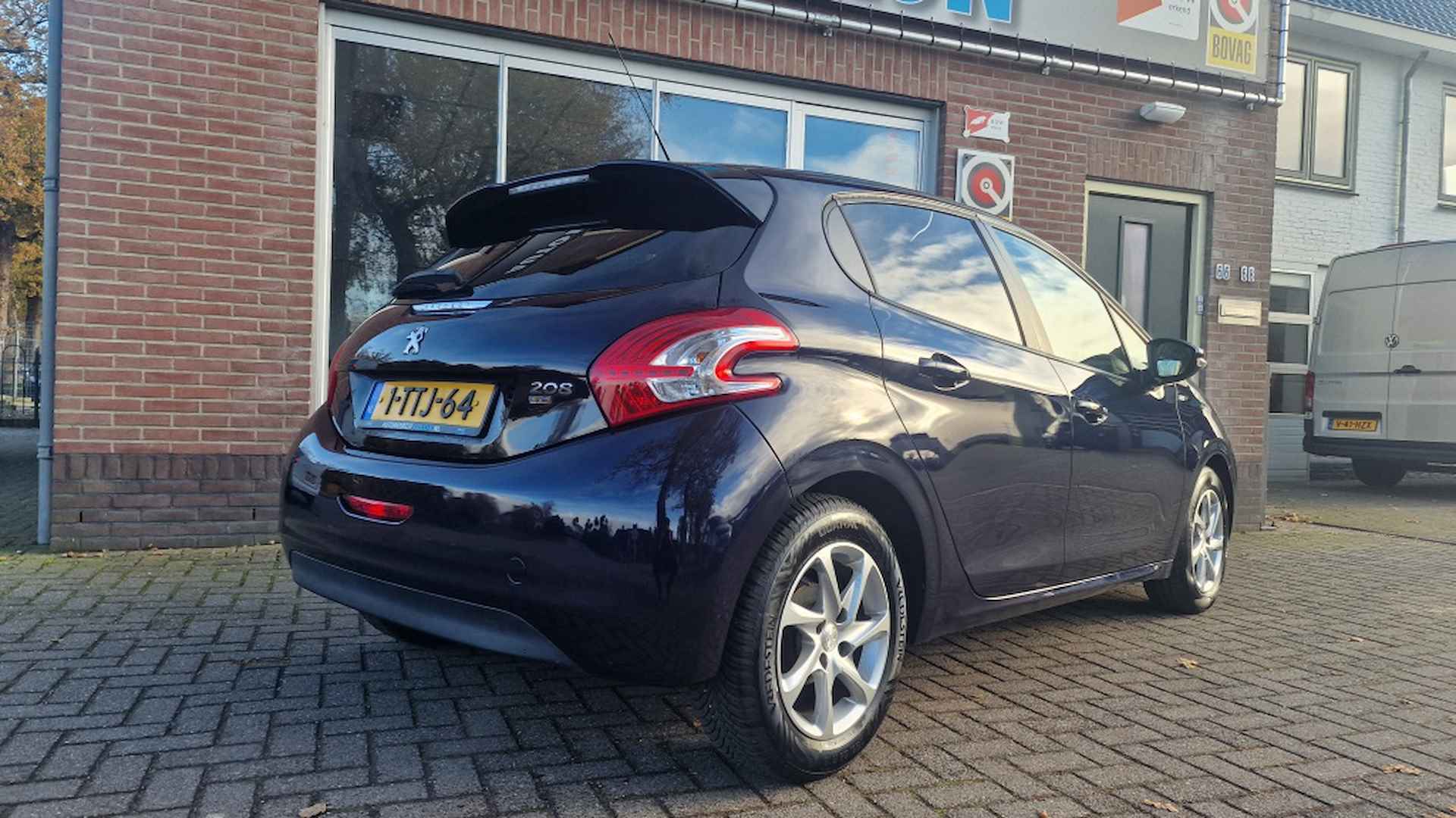 Peugeot 208 1.2 e-VTi Style, Automaat, Navigatie, Dealer onderhouden! - 2/18