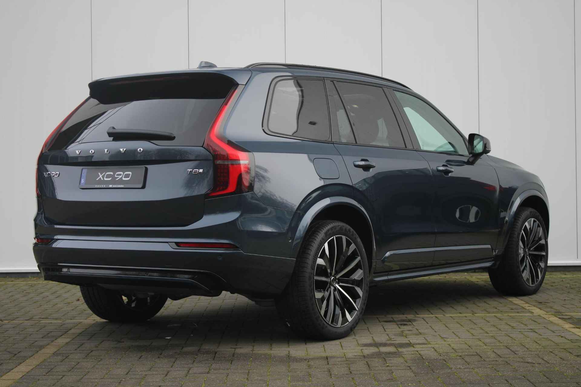 Volvo XC90 2.0 T8 Plug-in hybrid AWD Ultra Dark * Nieuw model * Luchtvering, Adaptieve Cruise Control met Pilot Assist, Premium audio by Bowers & Wilkins, Elektrisch bedienbaar panoramisch schuif/-kanteldak, Elektrische voorstoelen met geheugen en massagefunctie, Verwarmbare voorstoelen + stuurwiel, Geventileerde voorstoelen, 360 Parkeercamera, Park Assist voor + achter, 4-Zone Climate Control, Head-Up Display, 21'' Lichtmetalen wielen - 2/27