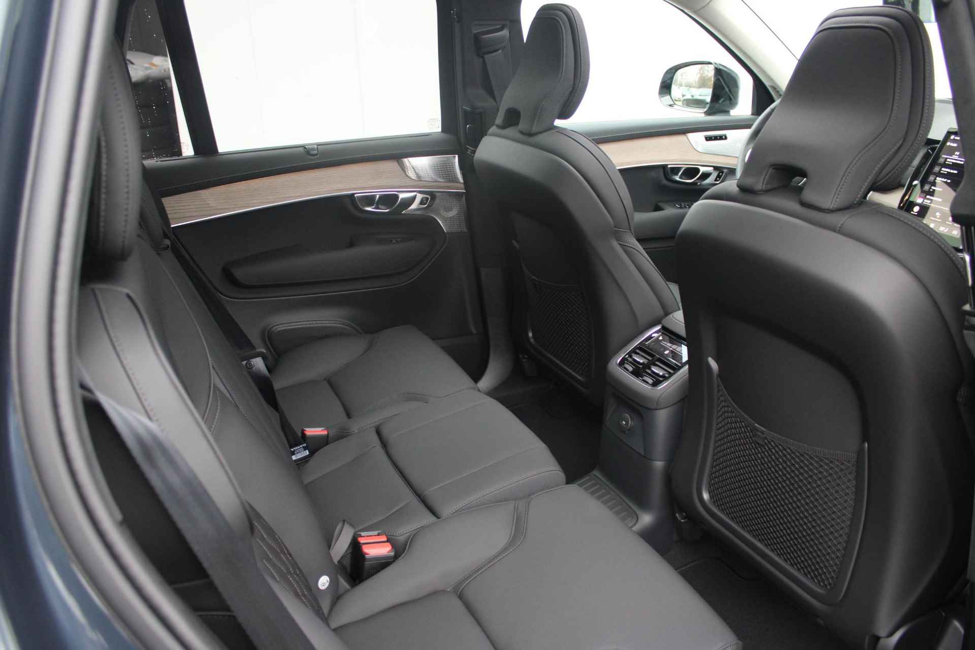 Volvo XC90 2.0 T8 Plug-in hybrid AWD Ultra Dark * Nieuw model * Luchtvering, Adaptieve Cruise Control met Pilot Assist, Premium audio by Bowers & Wilkins, Elektrisch bedienbaar panoramisch schuif/-kanteldak, Elektrische voorstoelen met geheugen en massagefunctie, Verwarmbare voorstoelen + stuurwiel, Geventileerde voorstoelen, 360 Parkeercamera, Park Assist voor + achter, 4-Zone Climate Control, Head-Up Display, 21'' Lichtmetalen wielen - 17/27