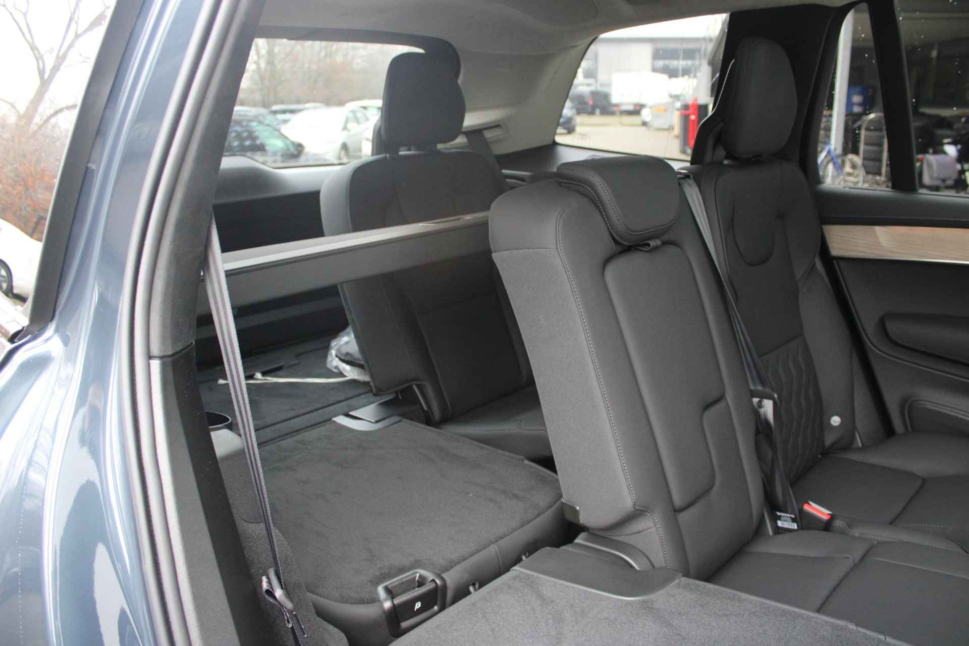 Volvo XC90 2.0 T8 Plug-in hybrid AWD Ultra Dark * Nieuw model * Luchtvering, Adaptieve Cruise Control met Pilot Assist, Premium audio by Bowers & Wilkins, Elektrisch bedienbaar panoramisch schuif/-kanteldak, Elektrische voorstoelen met geheugen en massagefunctie, Verwarmbare voorstoelen + stuurwiel, Geventileerde voorstoelen, 360 Parkeercamera, Park Assist voor + achter, 4-Zone Climate Control, Head-Up Display, 21'' Lichtmetalen wielen - 18/27