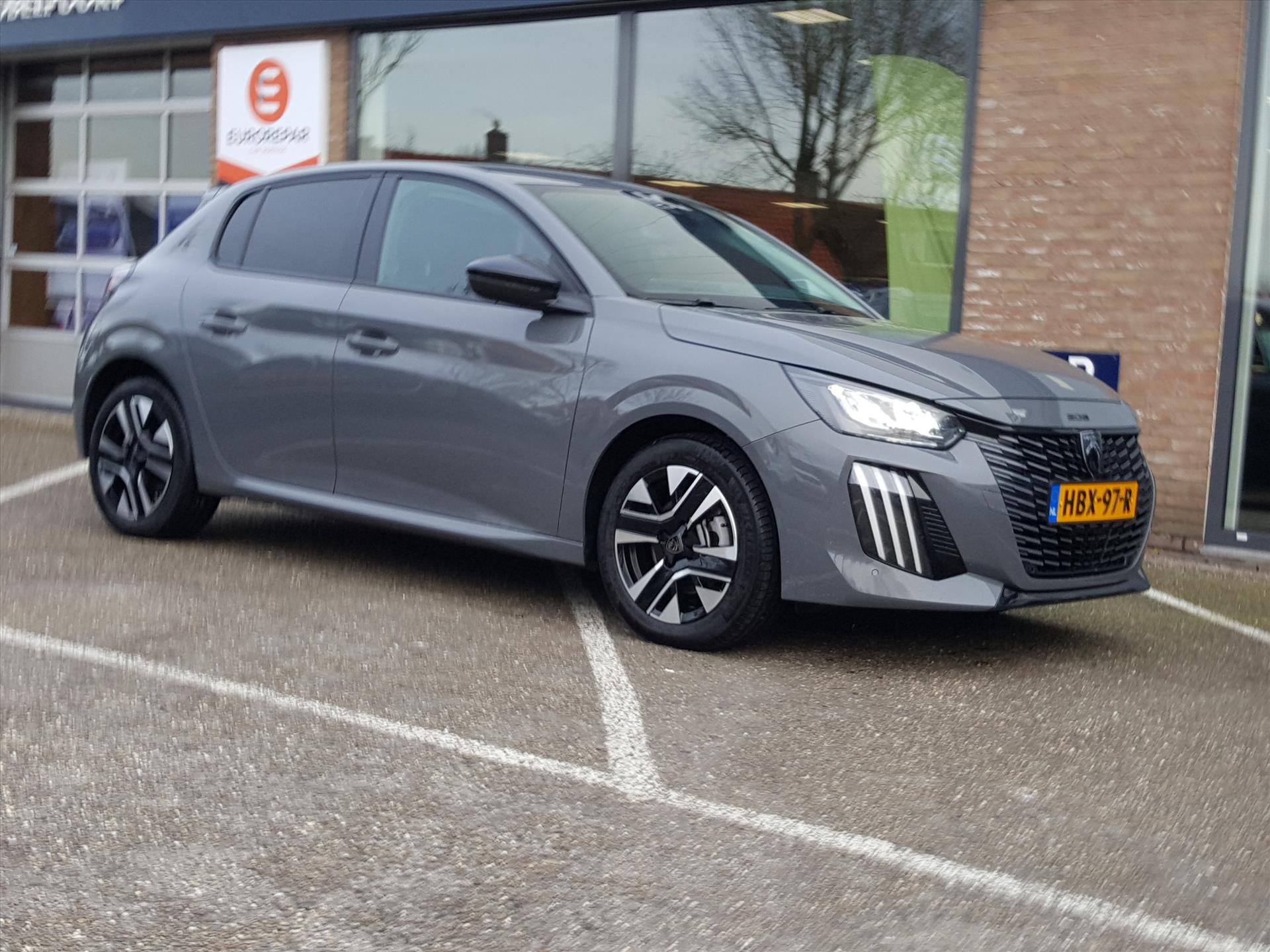 PEUGEOT 208 1.2 PureTech 100pk Allure Navigatie via Apple & Android | Cruise & Climate control | Parkeersensoren voor & achter | Bluetooth bellen &muziekstreaming