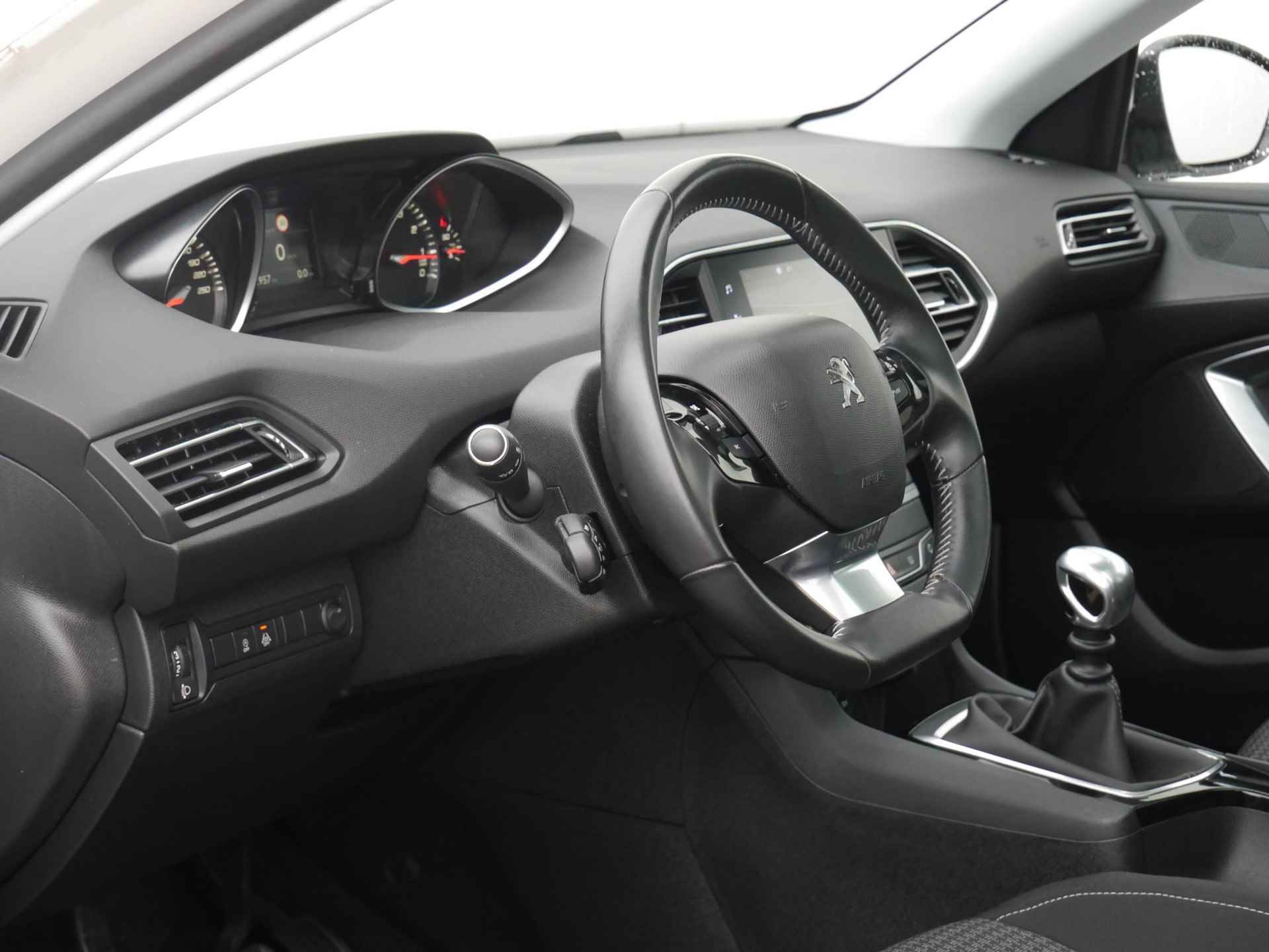 Peugeot 308 1.2 PureTech Executive 110 Pk | Panorama Dak | Cruise Control | Climate Control | Navigatie | Parkeersensoren Voor & Achter | Mistlampen Voor - 4/45