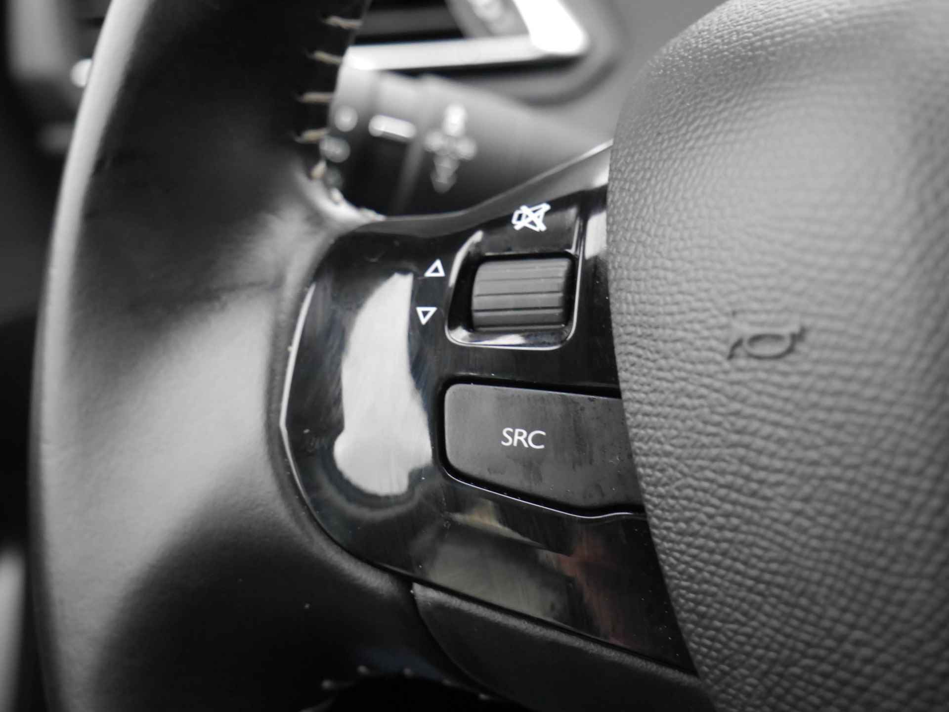 Peugeot 308 1.2 PureTech Executive 110 Pk | Panorama Dak | Cruise Control | Climate Control | Navigatie | Parkeersensoren Voor & Achter | Mistlampen Voor - 27/45