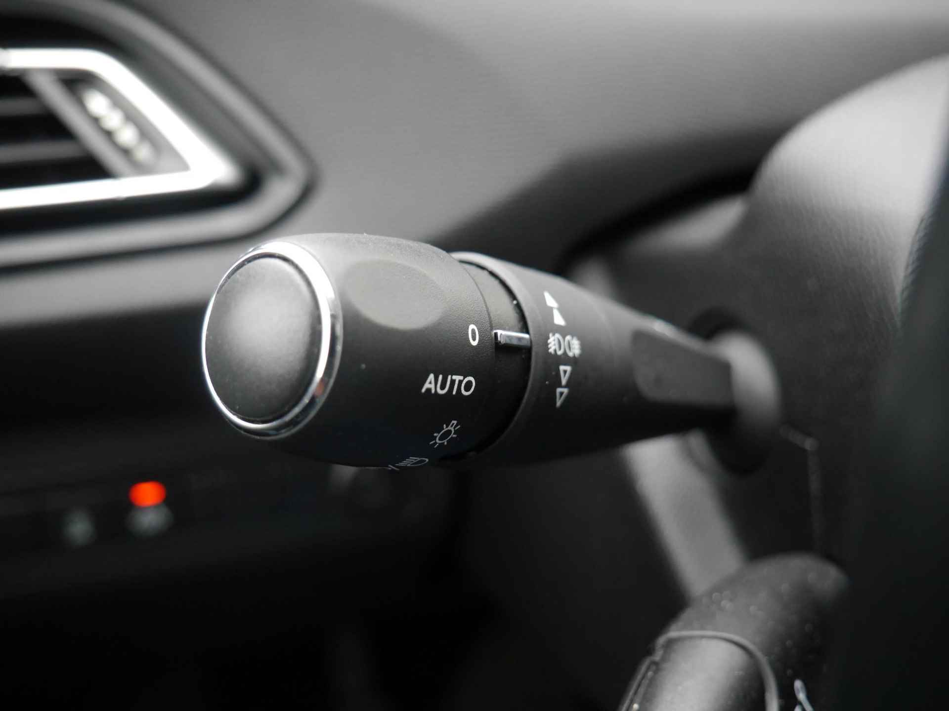 Peugeot 308 1.2 PureTech Executive 110 Pk | Panorama Dak | Cruise Control | Climate Control | Navigatie | Parkeersensoren Voor & Achter | Mistlampen Voor - 30/45
