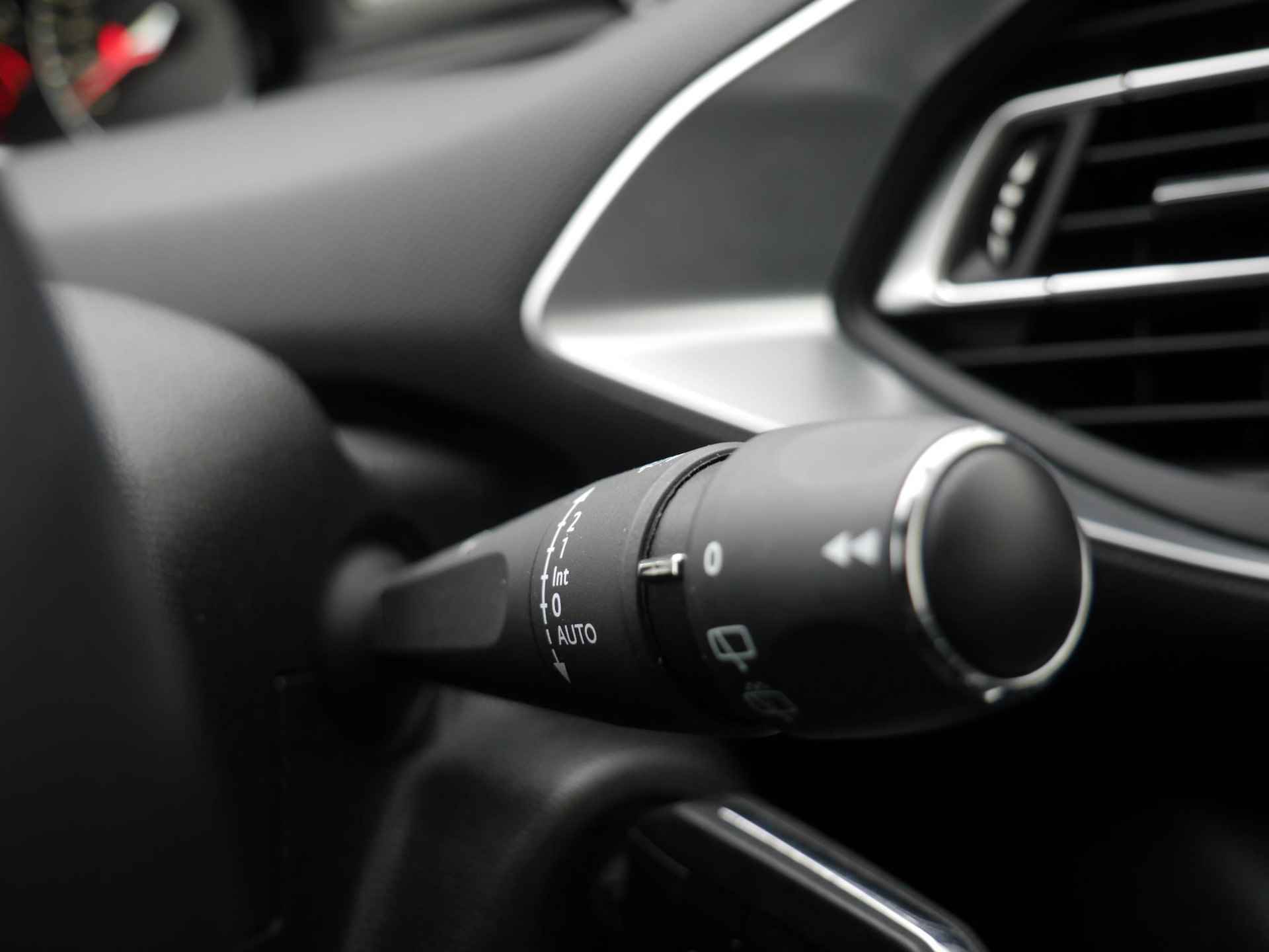 Peugeot 308 1.2 PureTech Executive 110 Pk | Panorama Dak | Cruise Control | Climate Control | Navigatie | Parkeersensoren Voor & Achter | Mistlampen Voor - 31/45