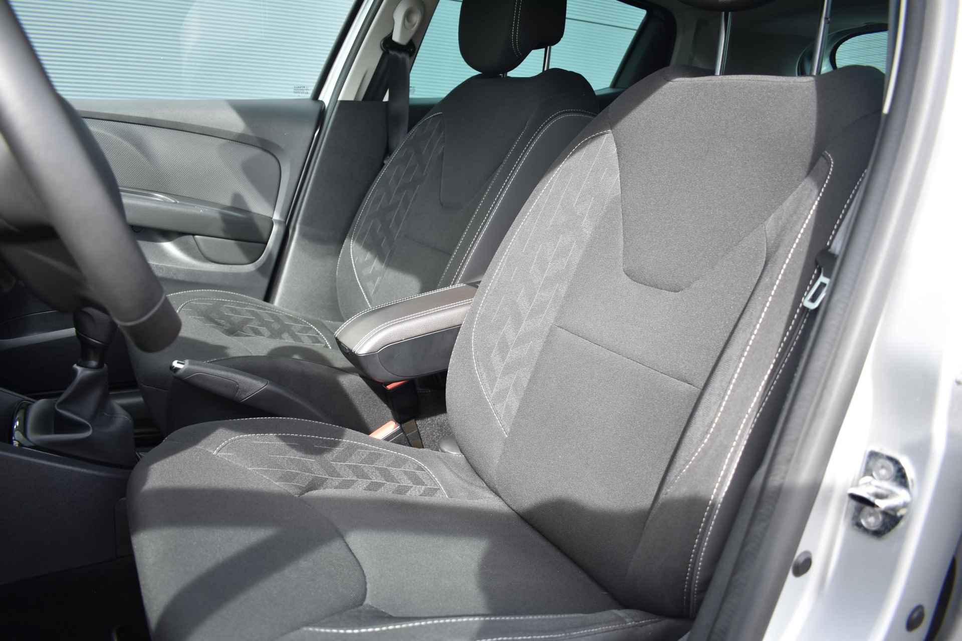 Renault Clio 0.9 TCe Limited 90pk | Navigatie | Cruise Control | Bluetooth | Parkeersensoren achter | DAB Radio - 19/39